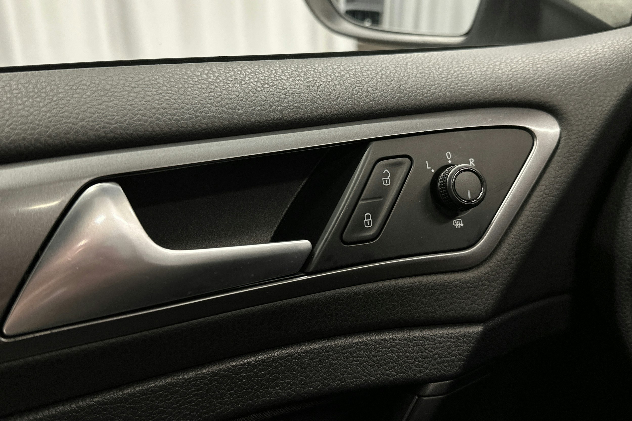 valkoinen Volkswagen Golf 2016 kuva 24.