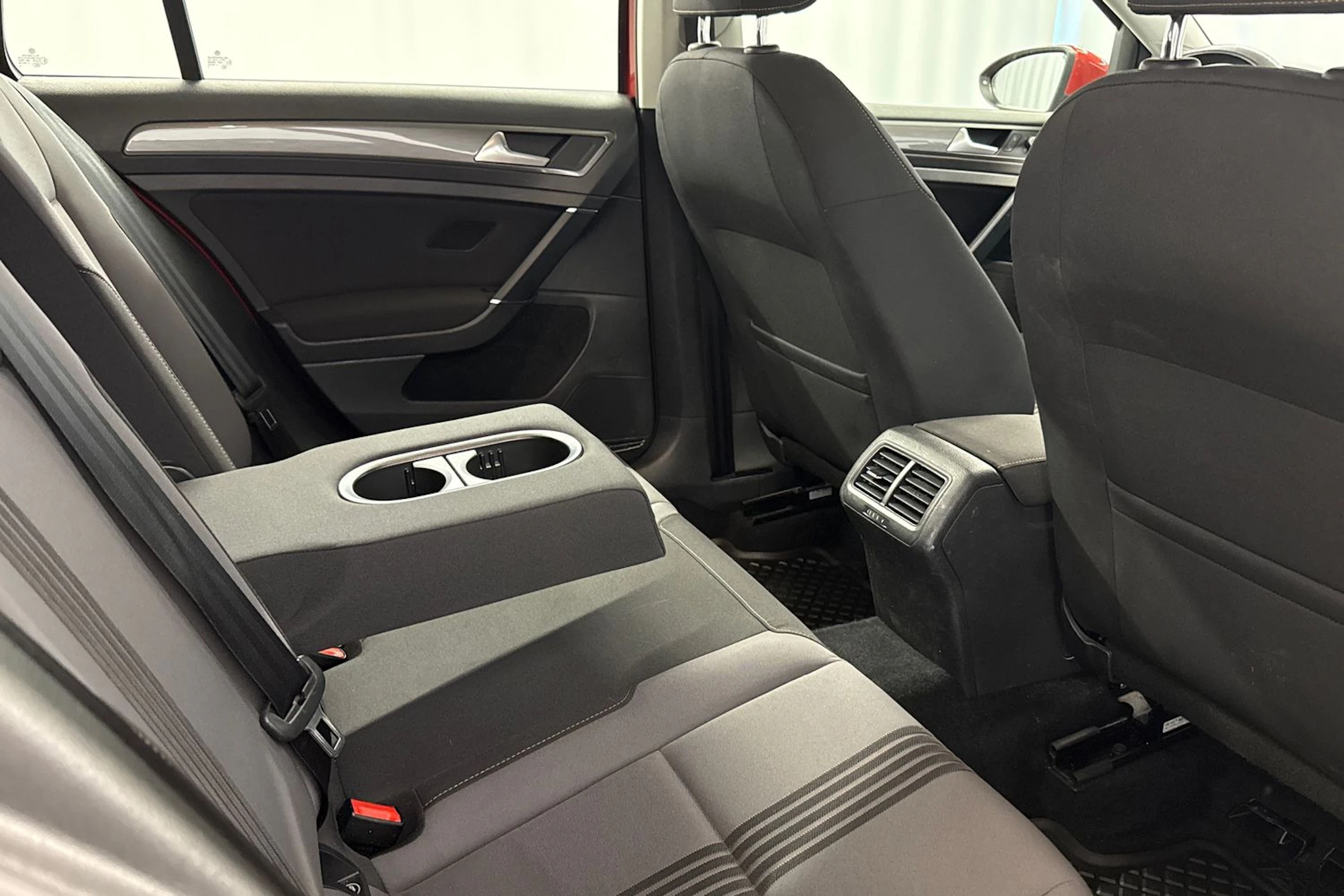 punainen Volkswagen Golf 2016 kuva 16.