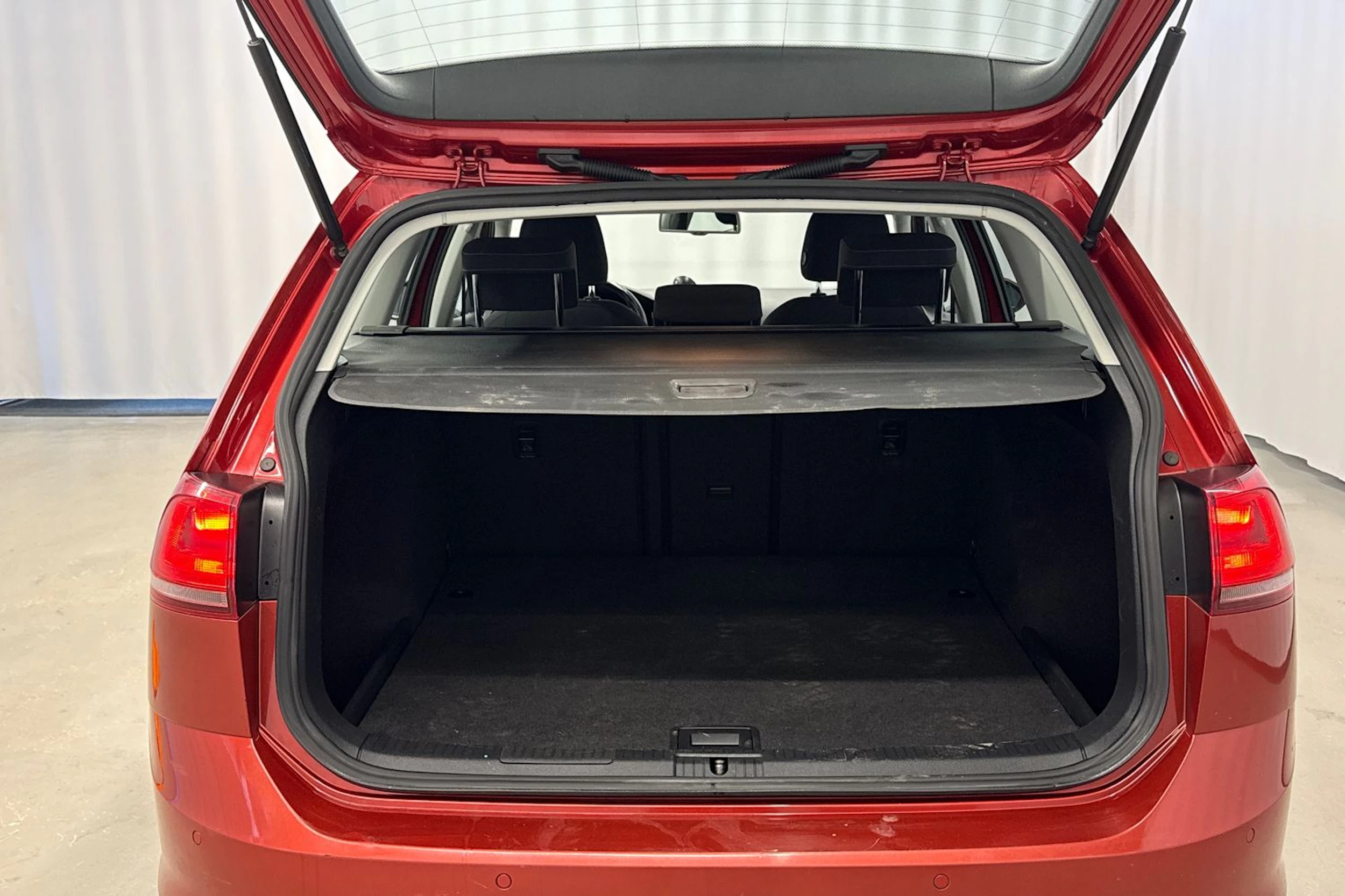 punainen Volkswagen Golf 2016 kuva 17.