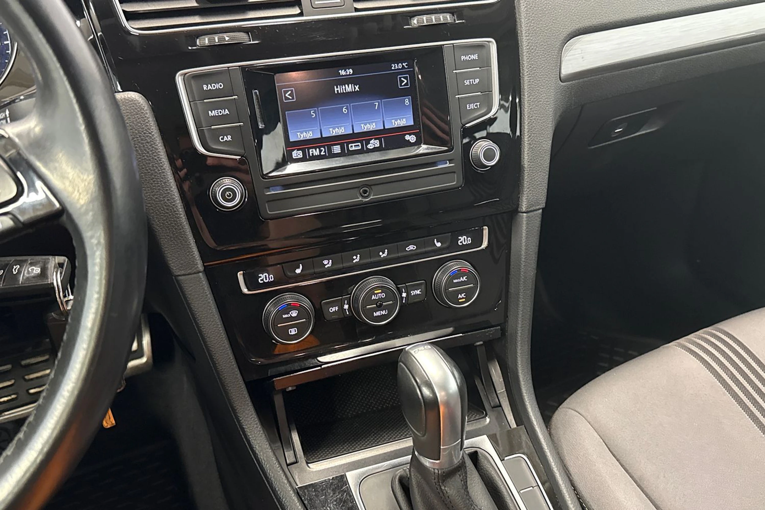 punainen Volkswagen Golf 2016 kuva 22.