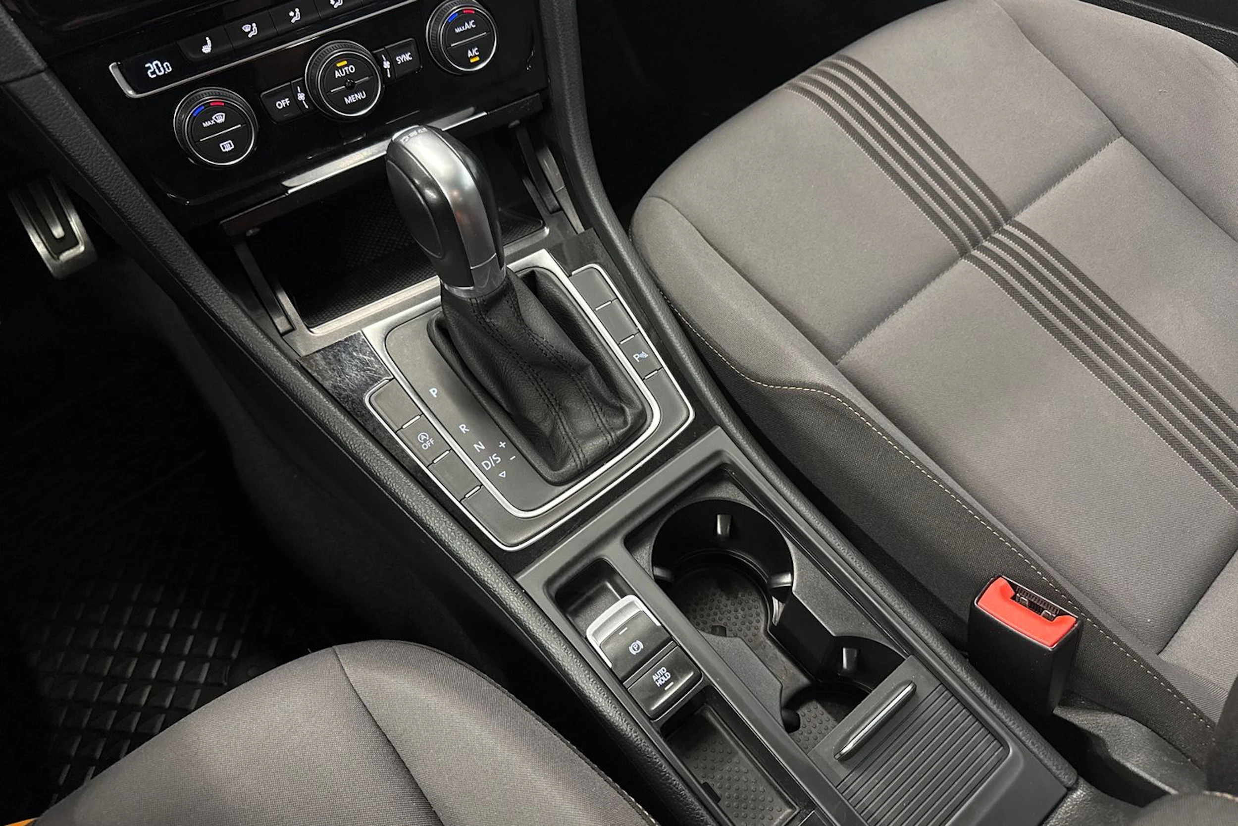 punainen Volkswagen Golf 2016 kuva 23.