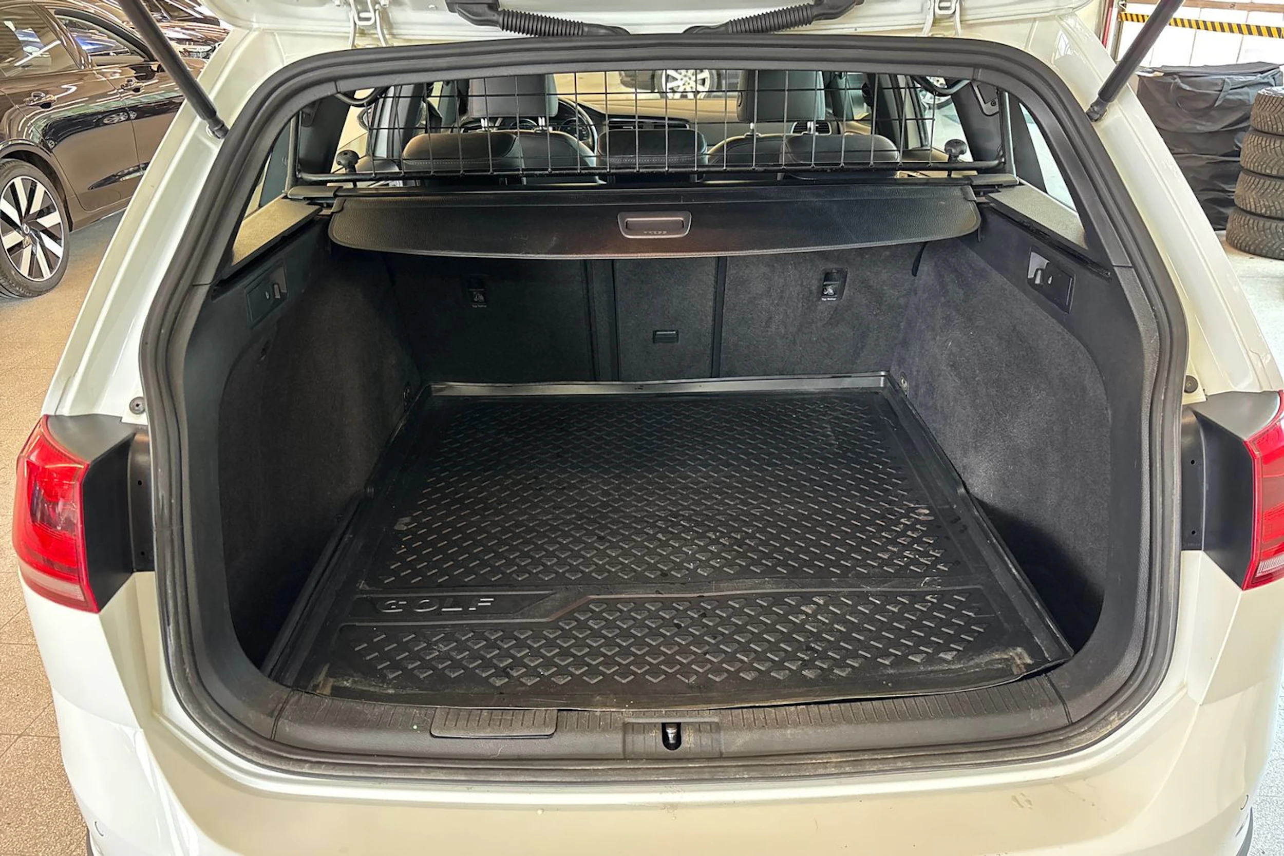 Valkoinen Volkswagen GOLF 2016 kuva 19.