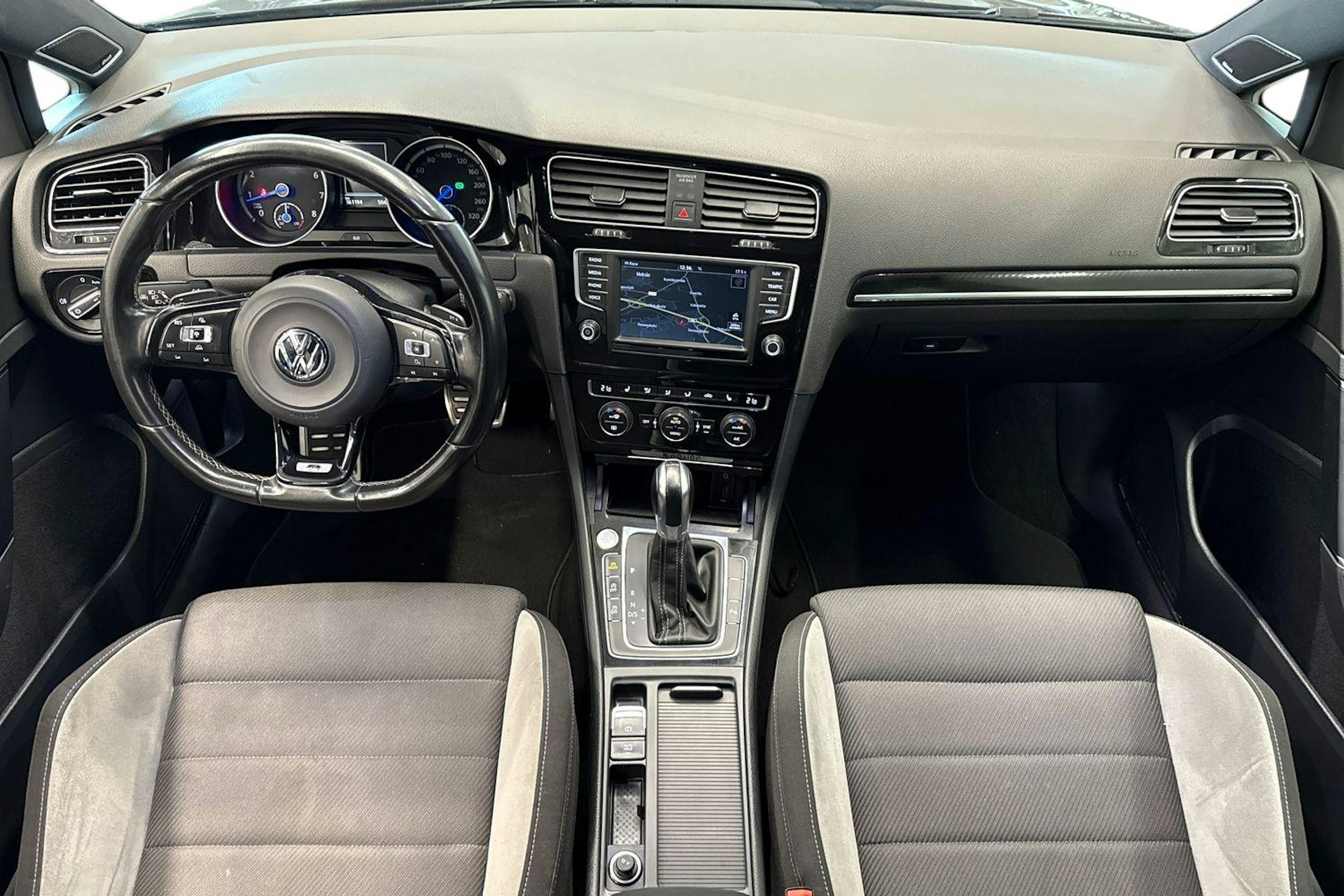 musta Volkswagen Golf 2016 kuva 9.