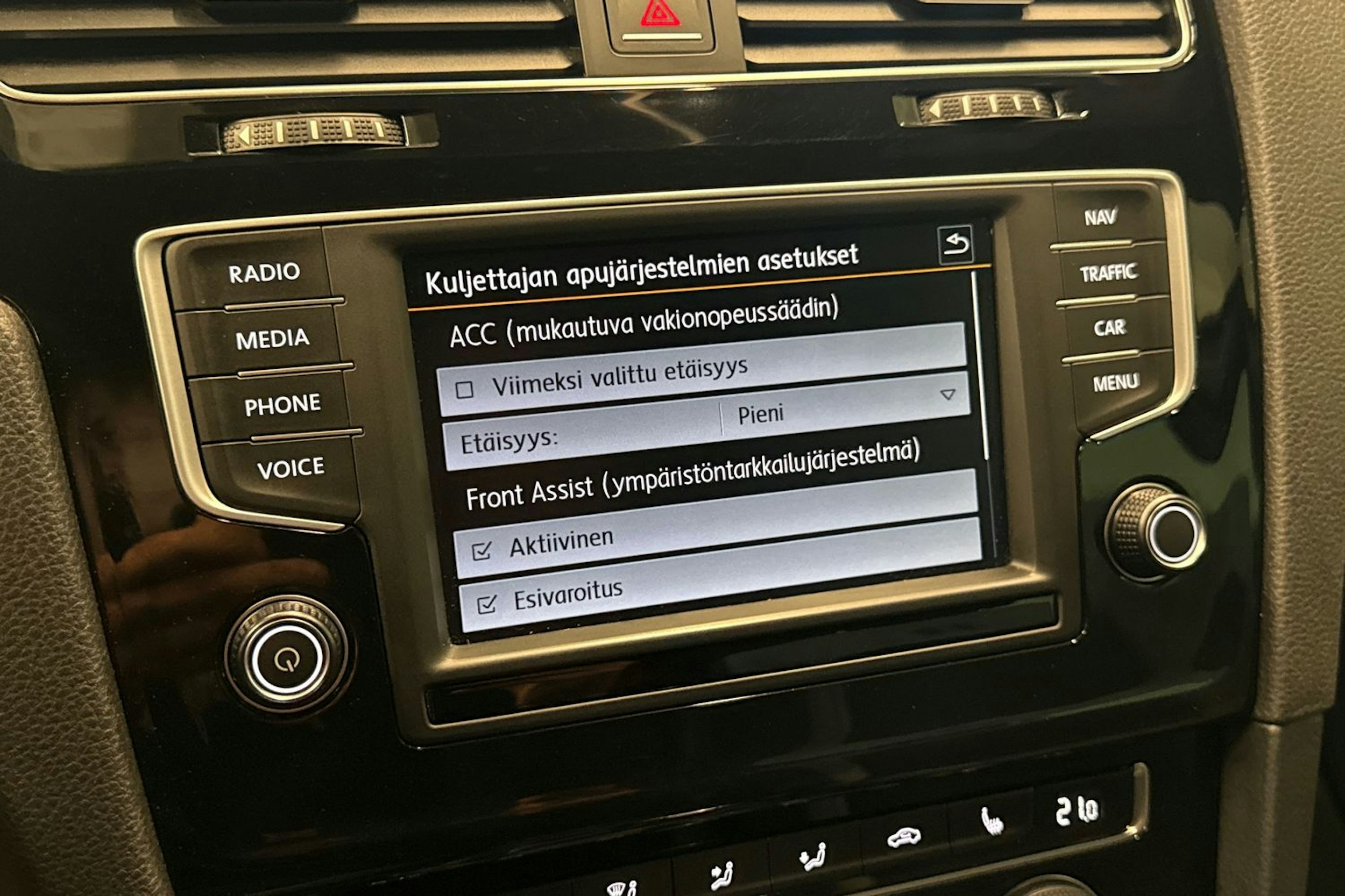 musta Volkswagen Golf 2016 kuva 21.