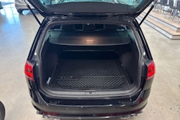 musta Volkswagen Golf 2016 kuva 28.