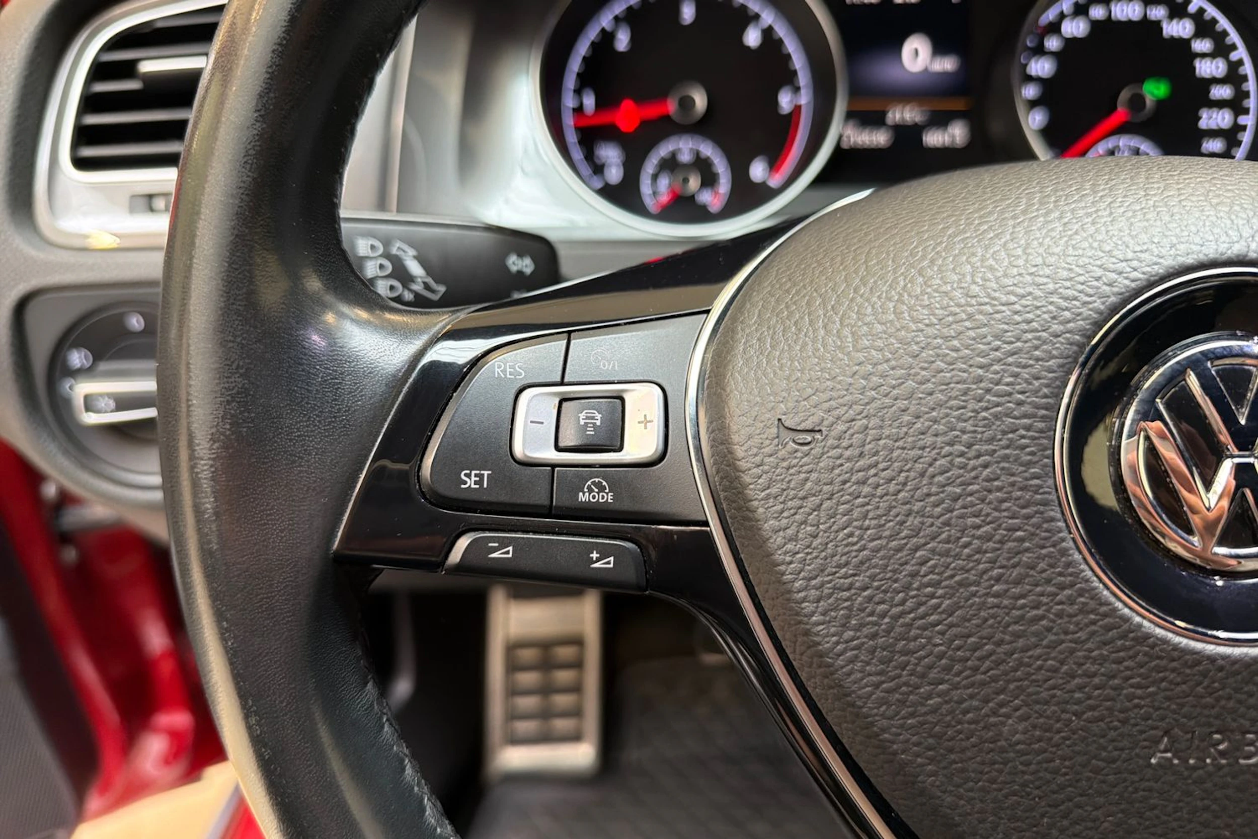 punainen Volkswagen Golf 2016 kuva 12.