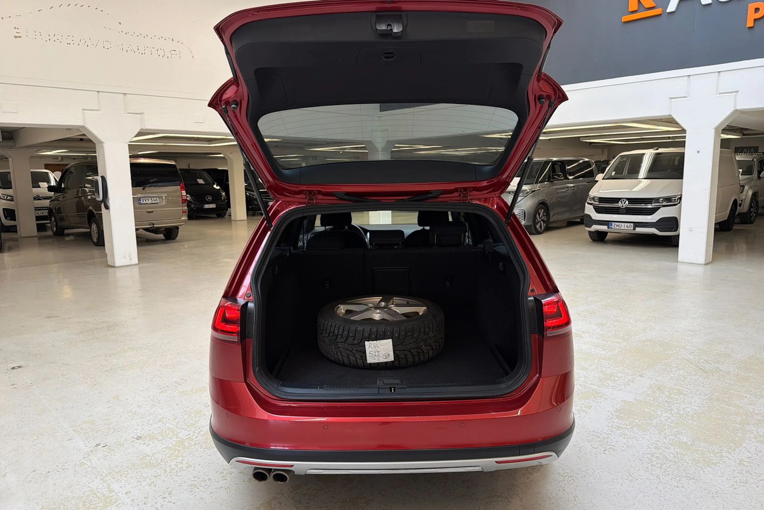 punainen Volkswagen Golf 2016 kuva 27.