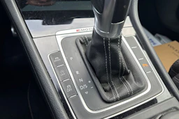 valkoinen Volkswagen Golf 2016 kuva 12.