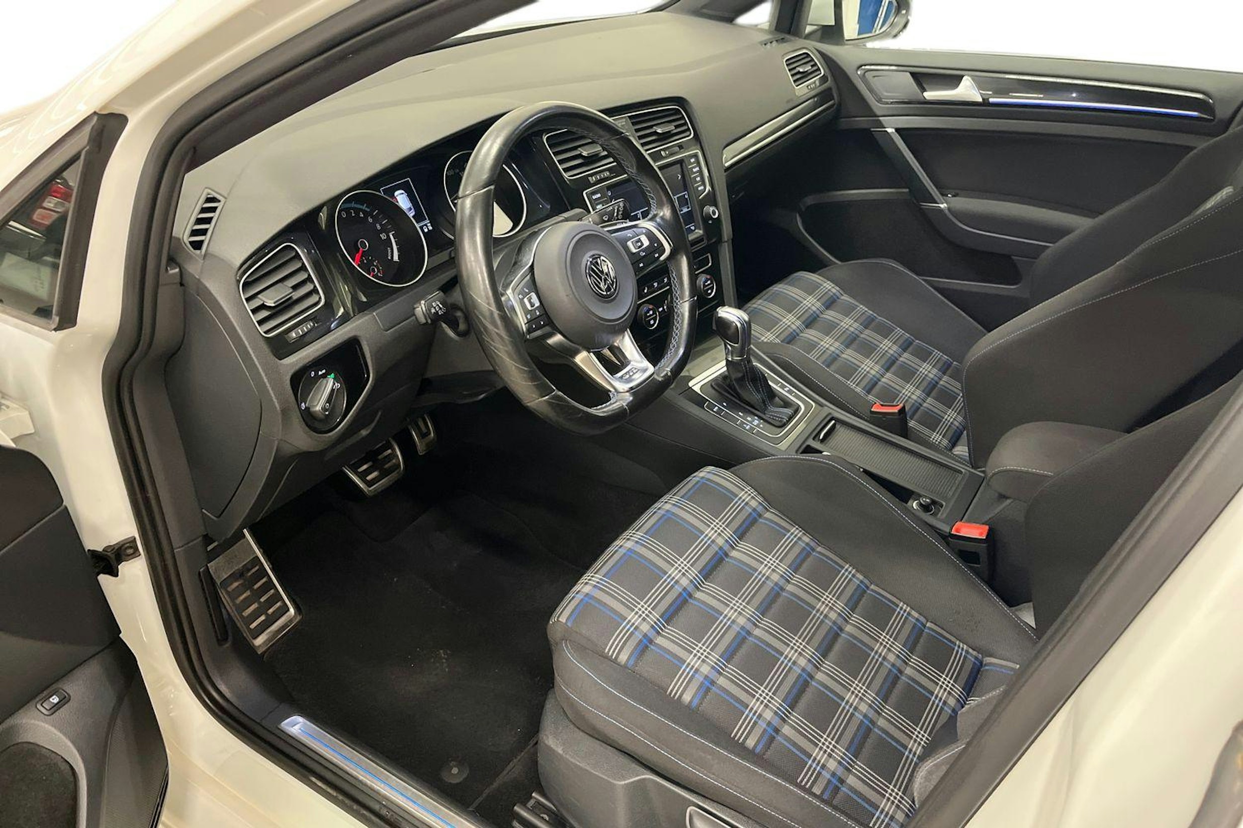 valkoinen Volkswagen Golf 2016 kuva 10.