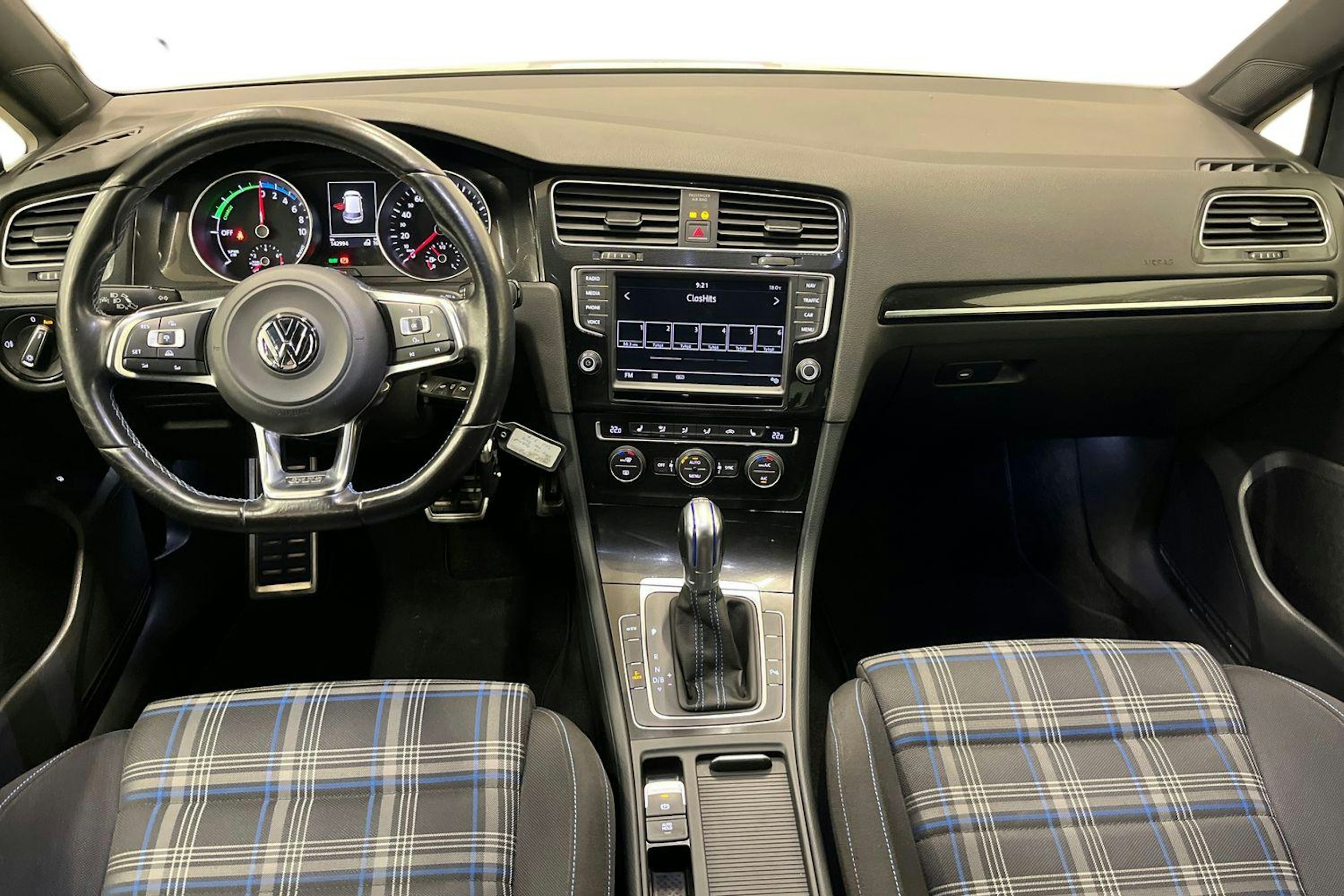 valkoinen Volkswagen Golf 2016 kuva 12.