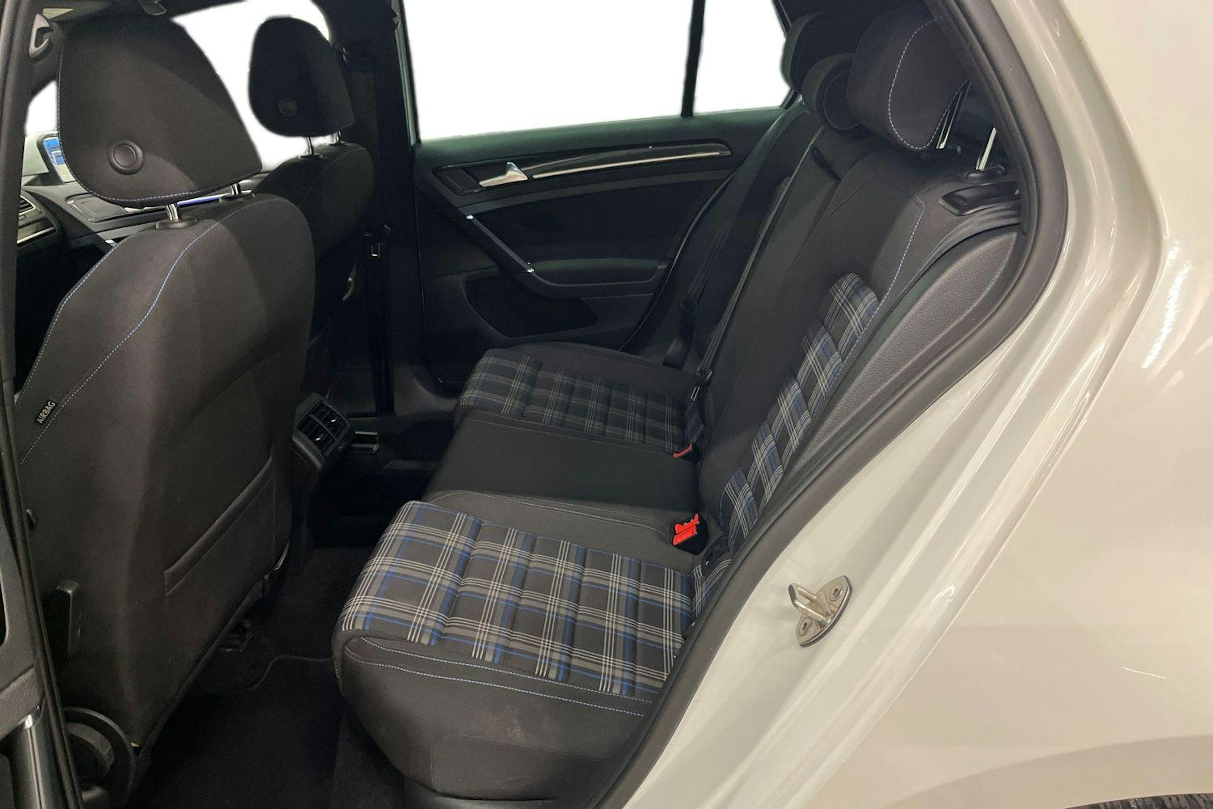 valkoinen Volkswagen Golf 2016 kuva 13.