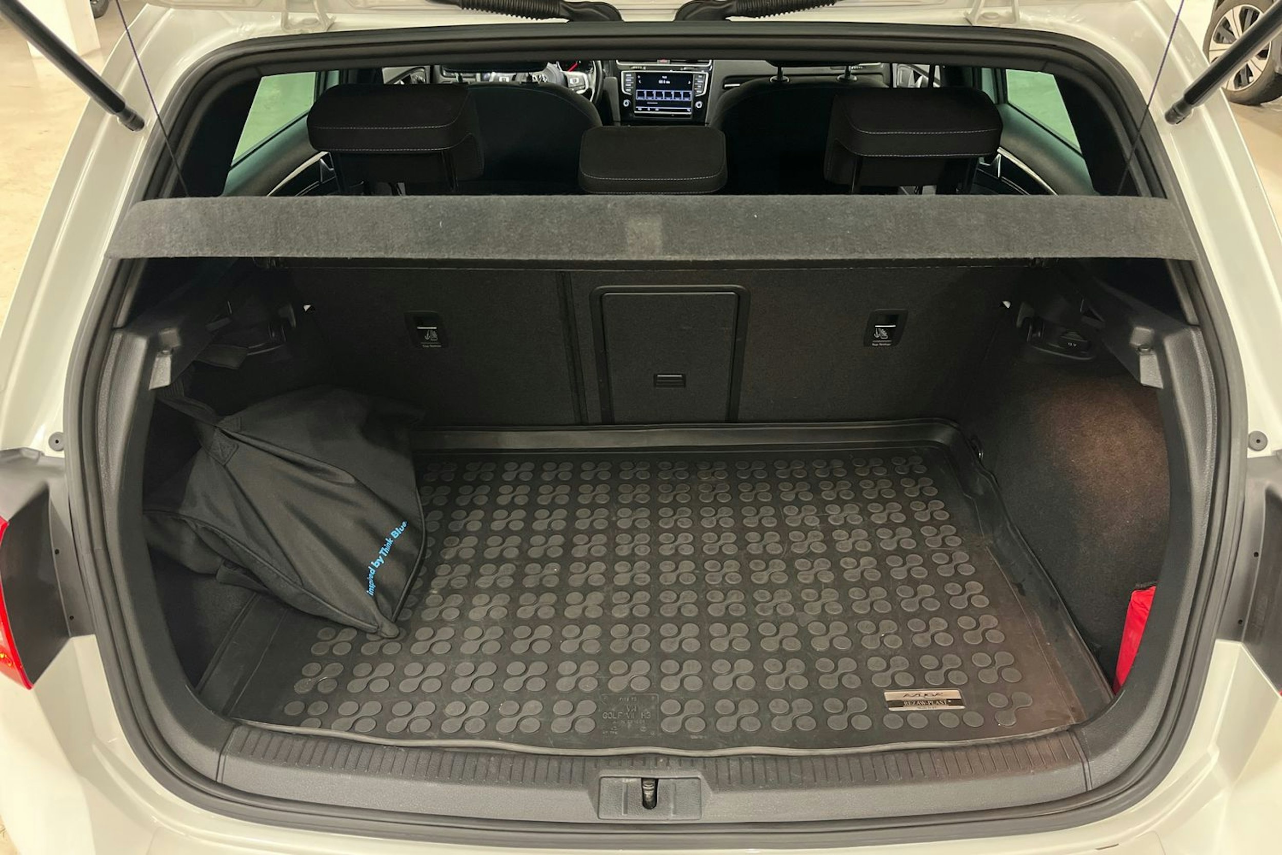 valkoinen Volkswagen Golf 2016 kuva 17.