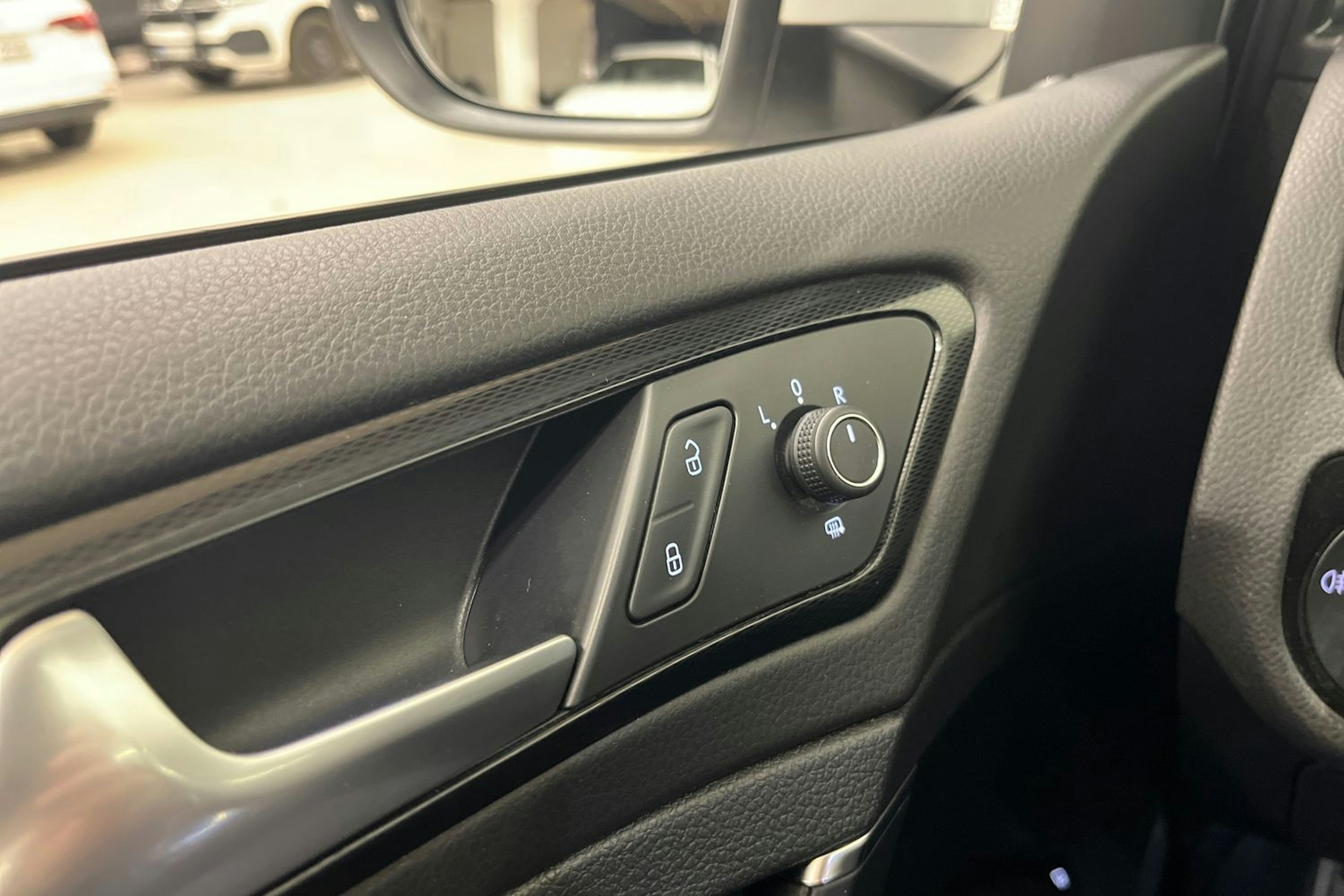 valkoinen Volkswagen Golf 2016 kuva 22.