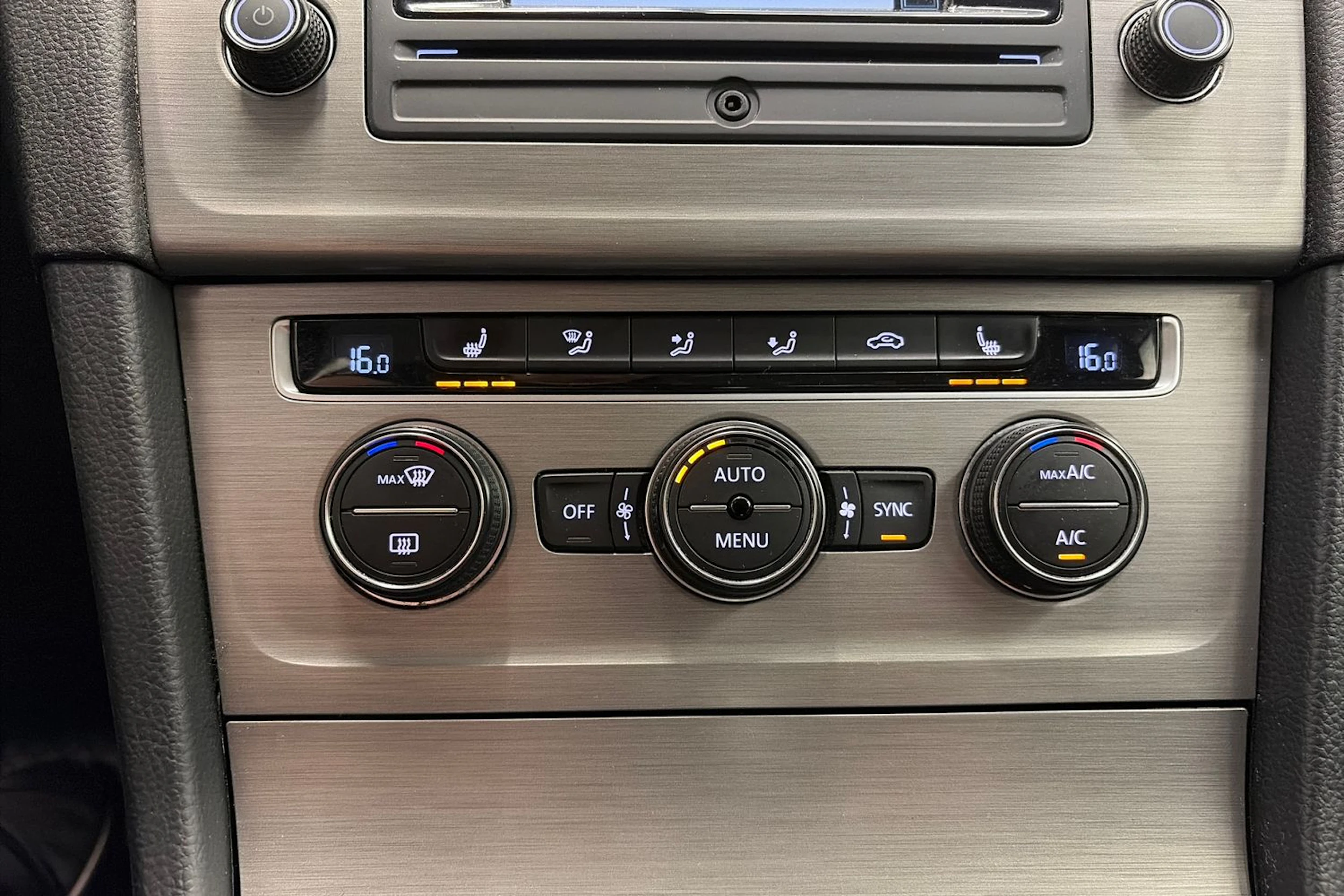 sininen Volkswagen Golf 2016 kuva 18.