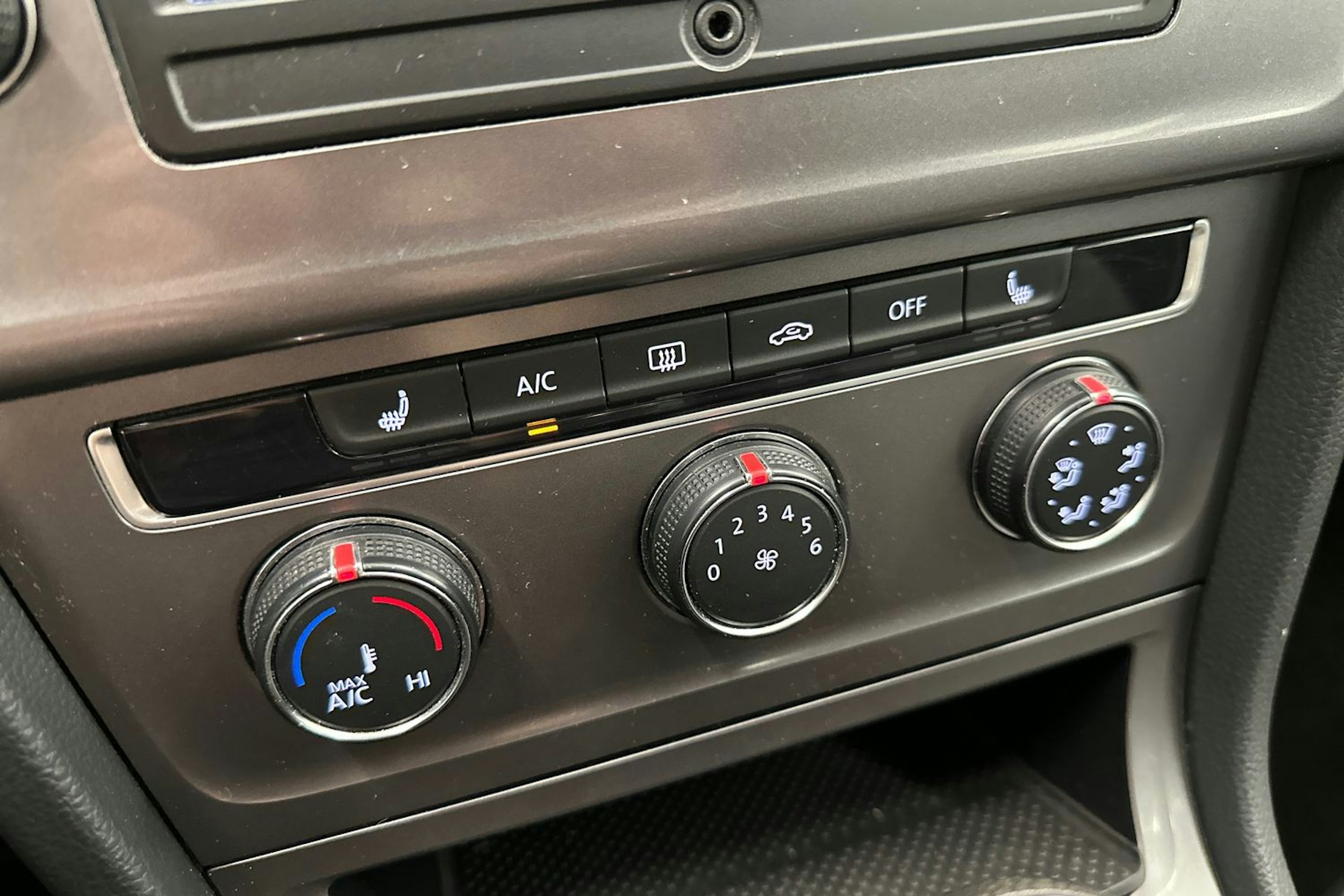 Musta Volkswagen GOLF 2016 kuva 15.