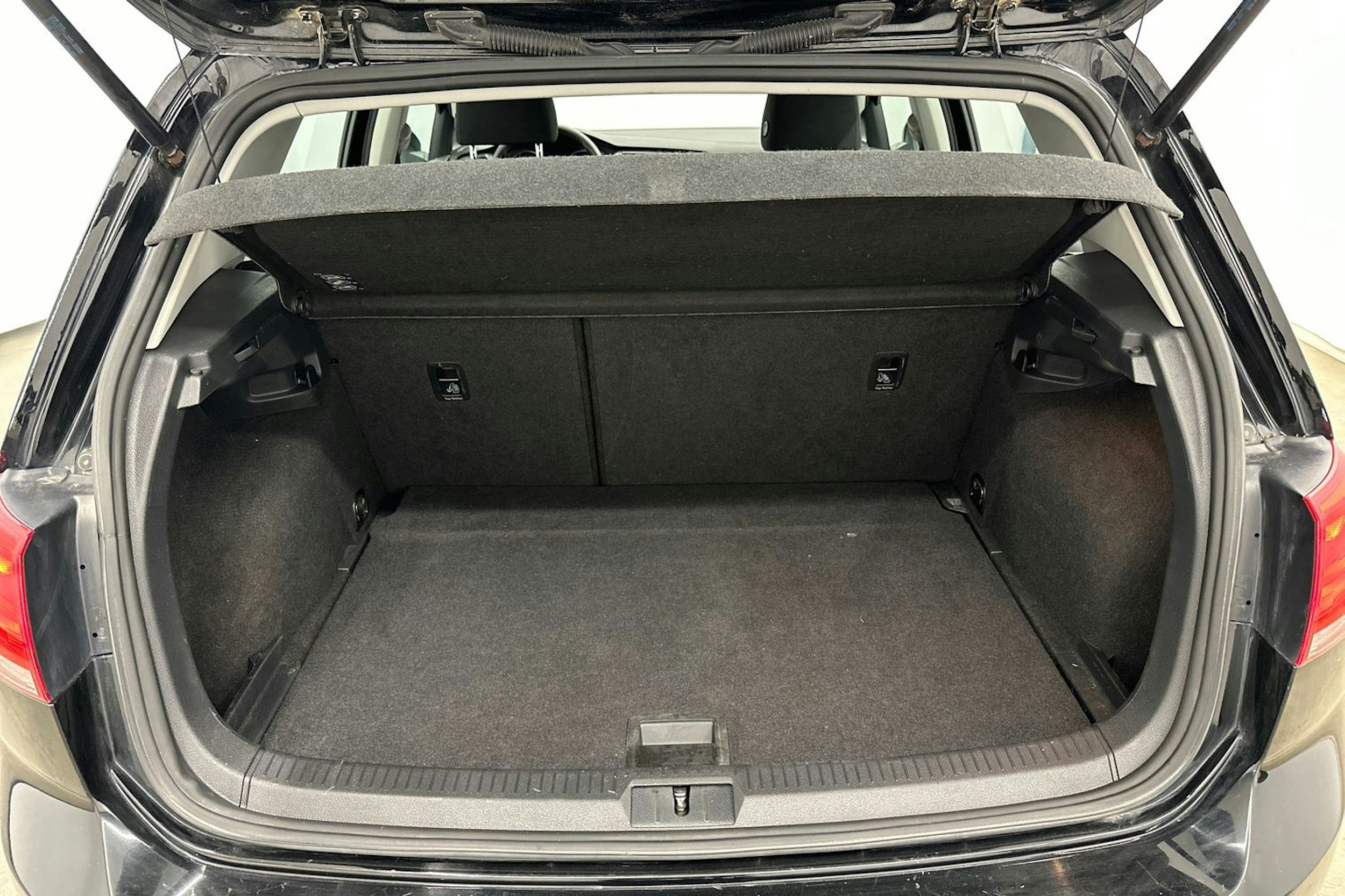 Musta Volkswagen GOLF 2016 kuva 17.