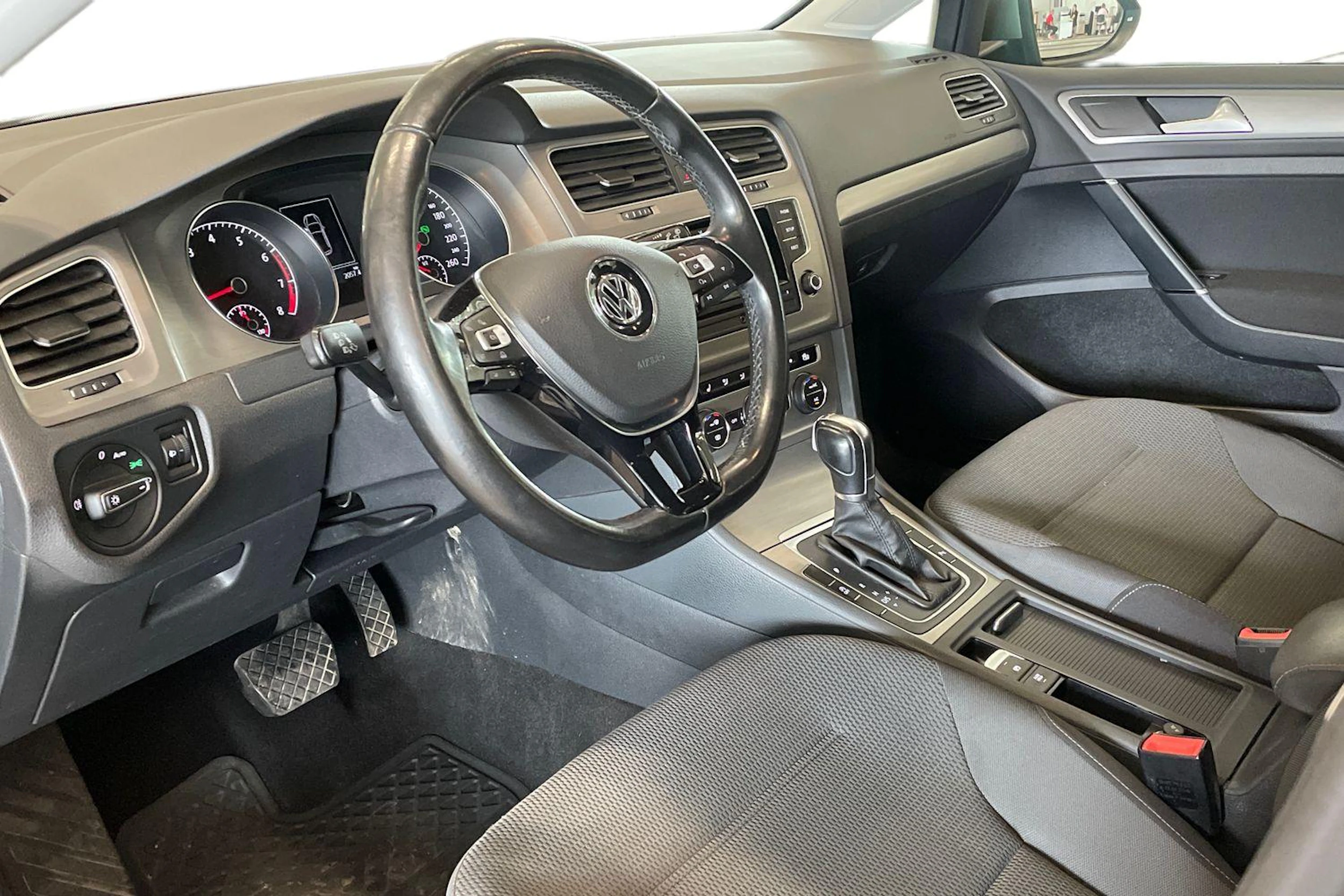 harmaa Volkswagen Golf 2016 kuva 8.