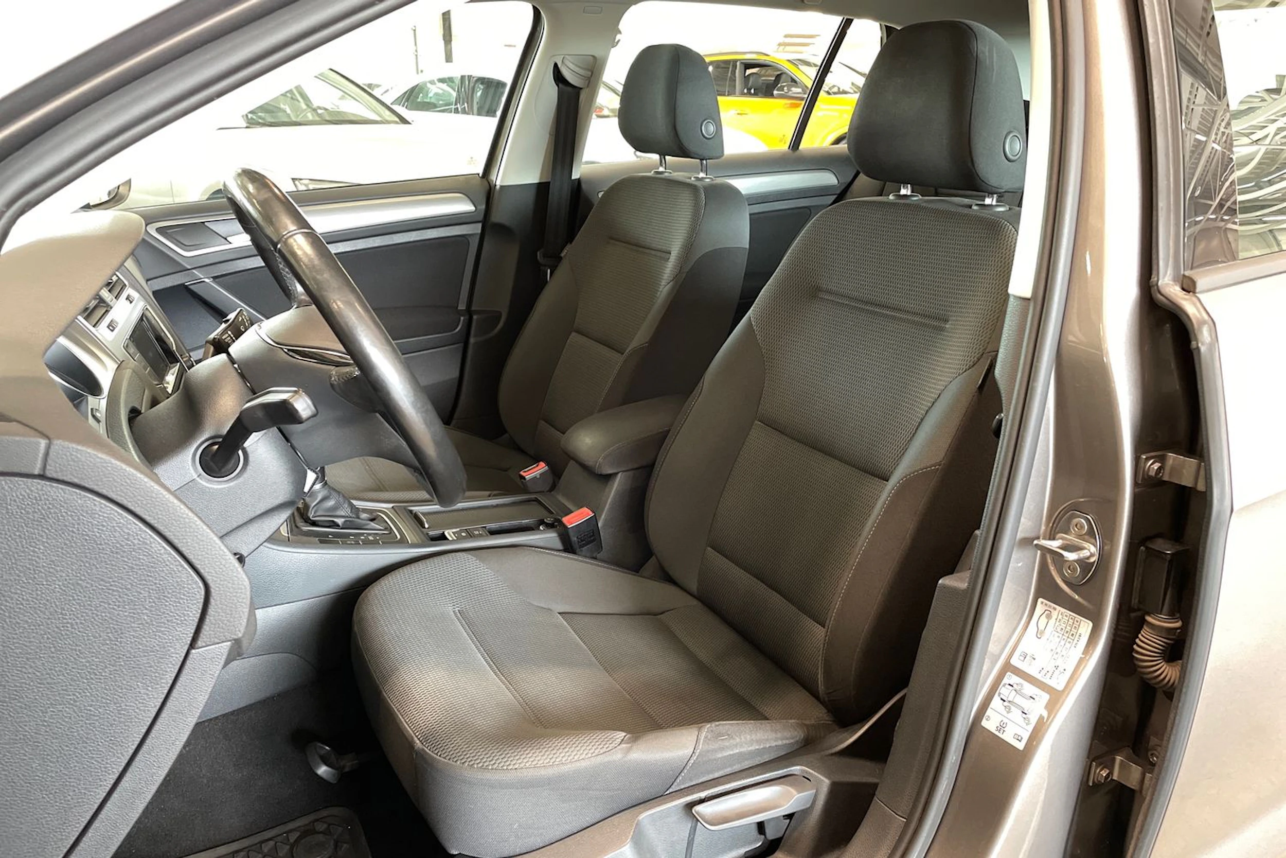 harmaa Volkswagen Golf 2016 kuva 28.