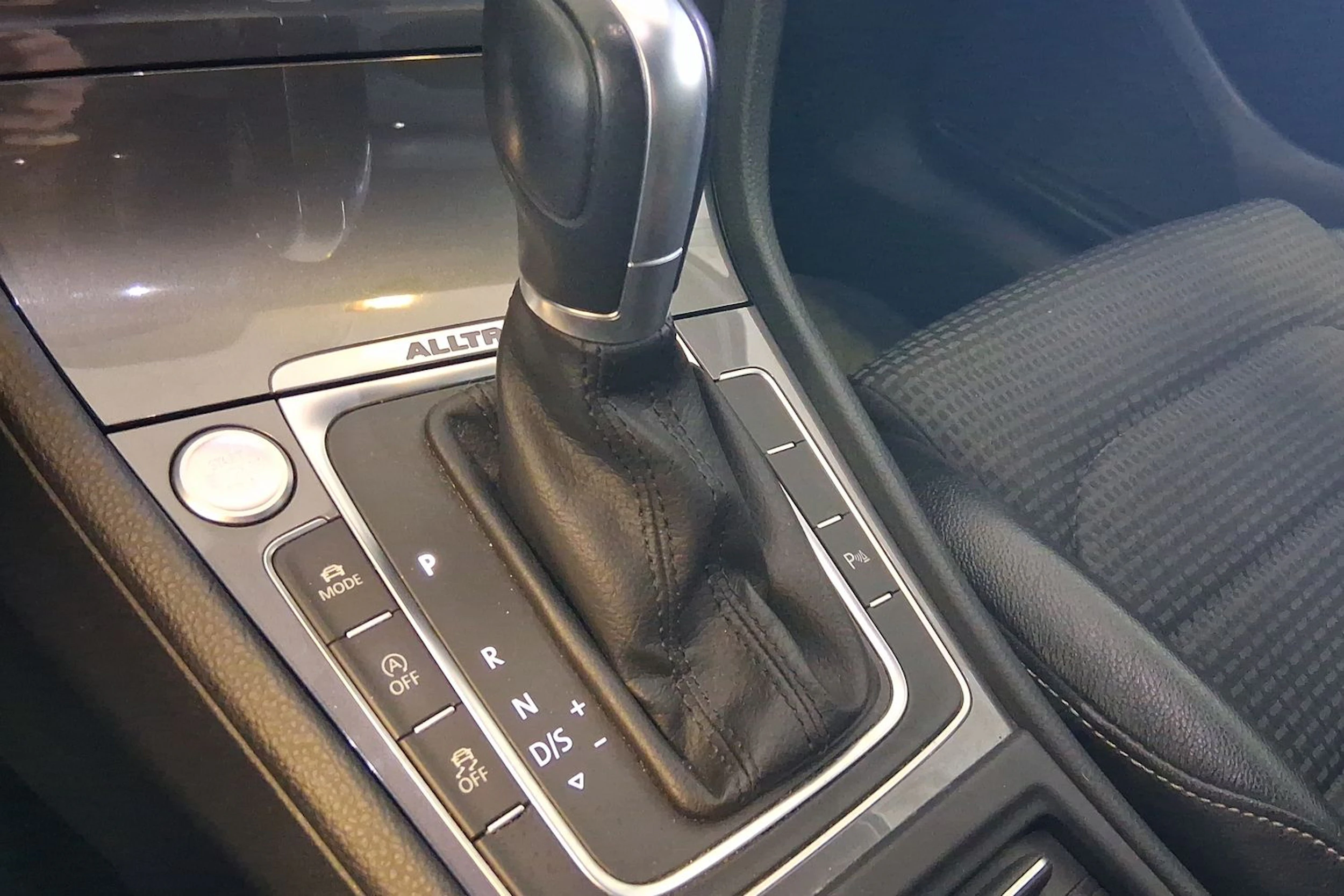 punainen Volkswagen Golf 2017 kuva 19.