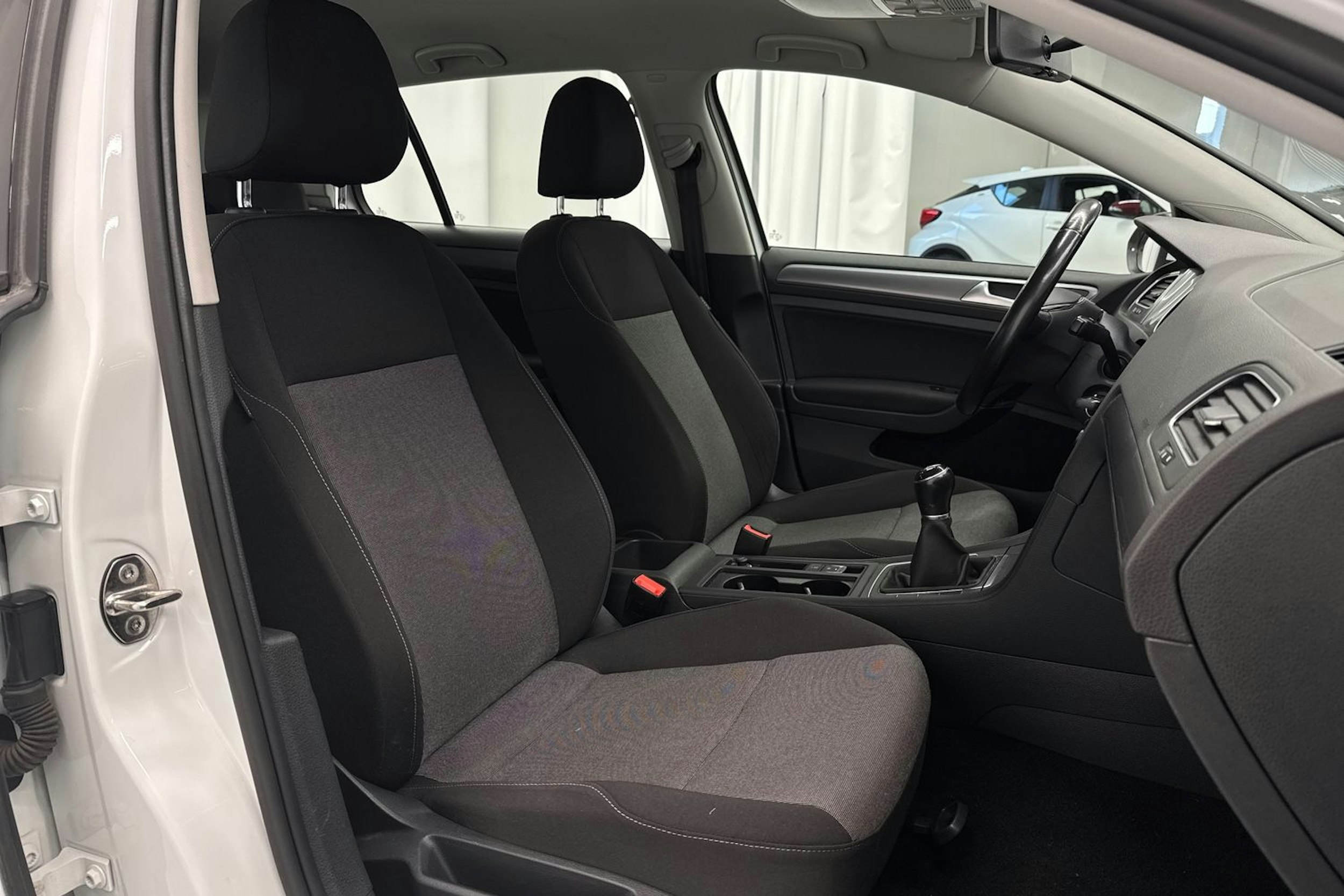 Valkoinen Volkswagen GOLF 2016 kuva 13.