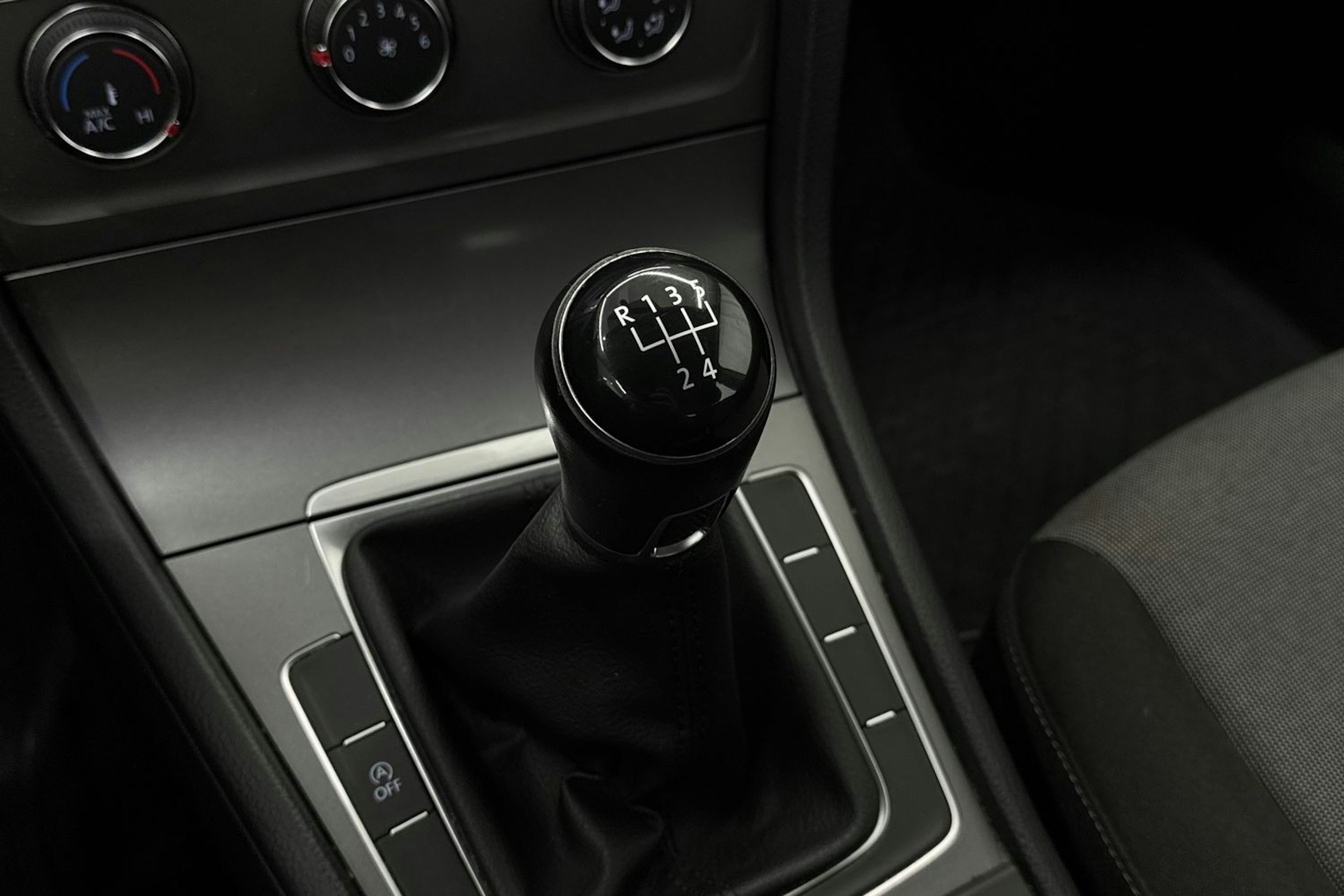 Valkoinen Volkswagen GOLF 2016 kuva 21.