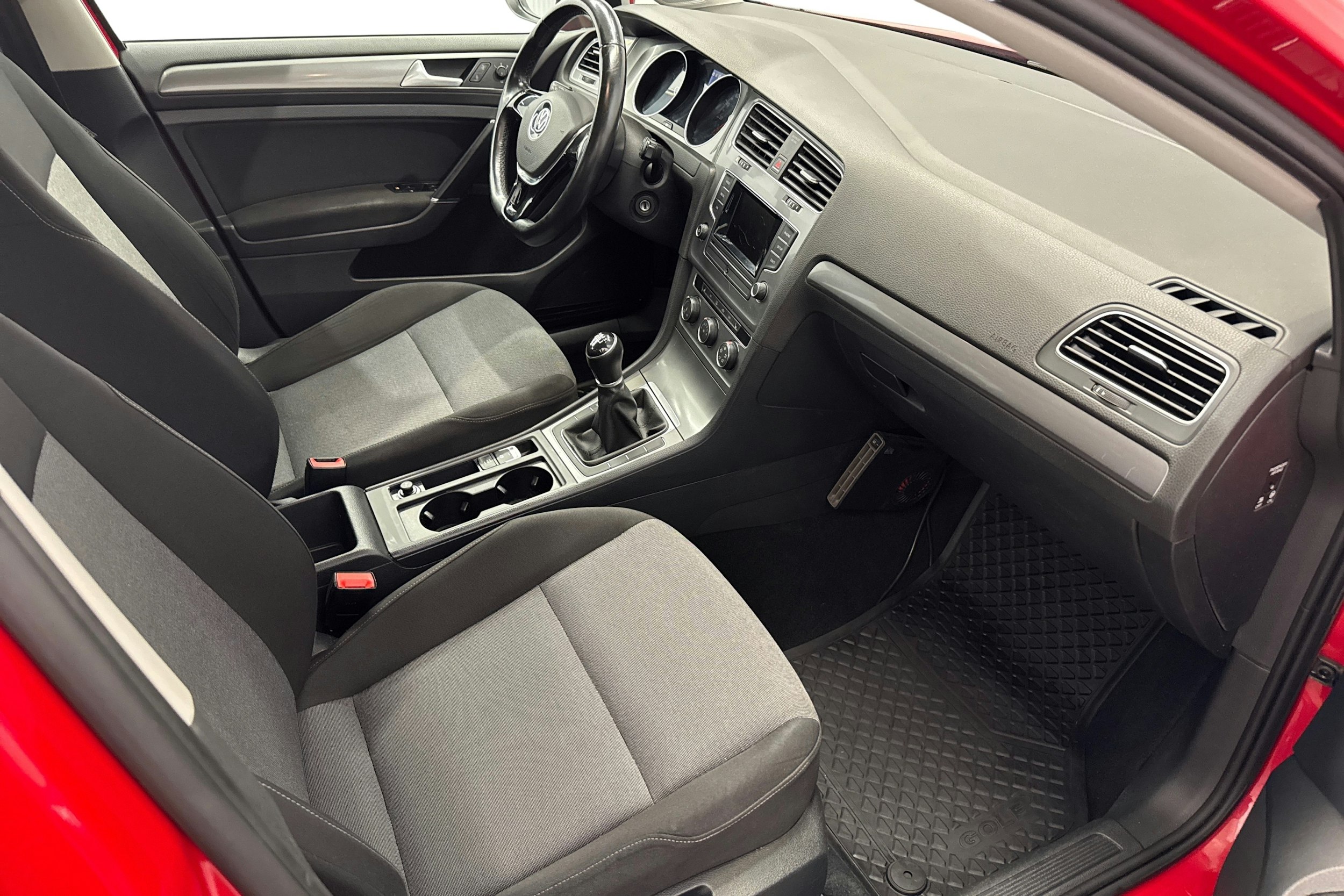 punainen Volkswagen Golf 2016 kuva 9.
