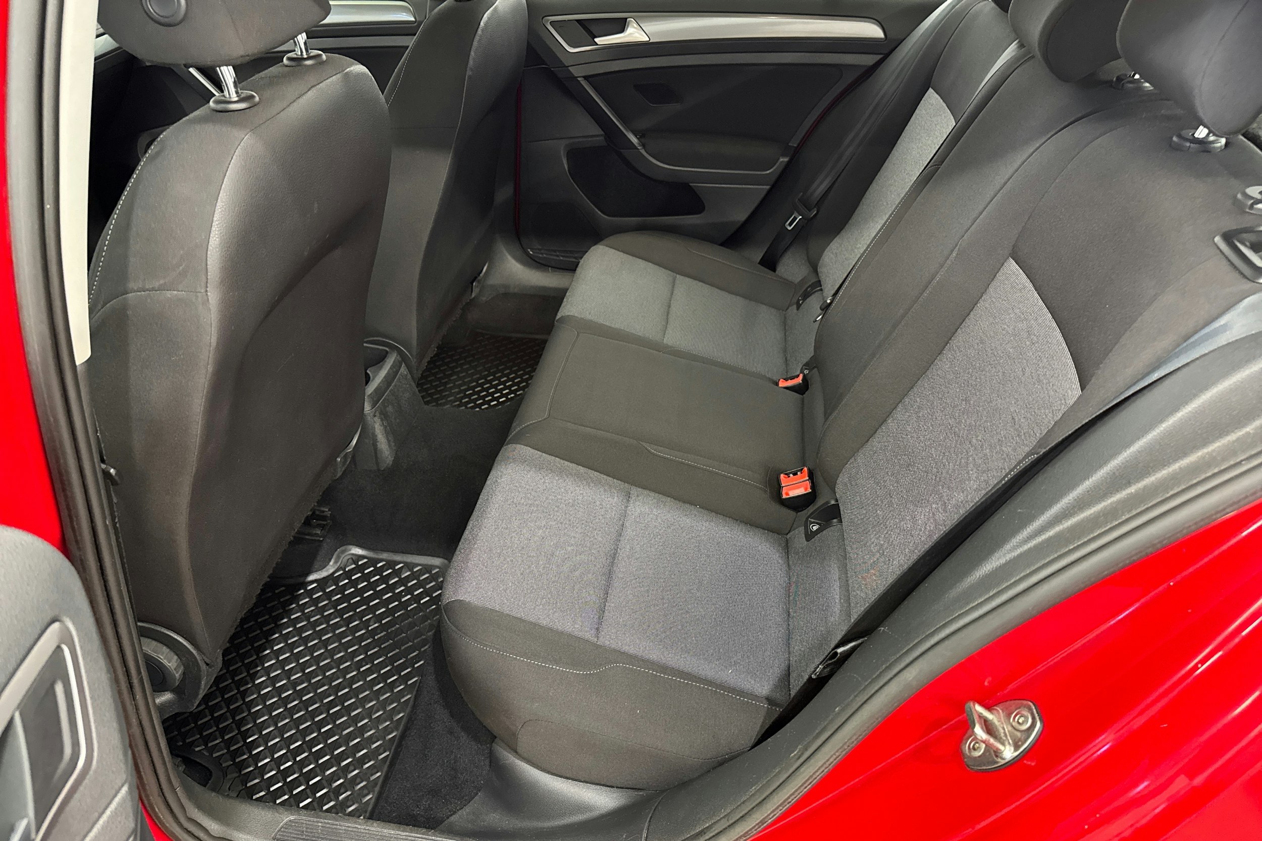 punainen Volkswagen Golf 2016 kuva 10.