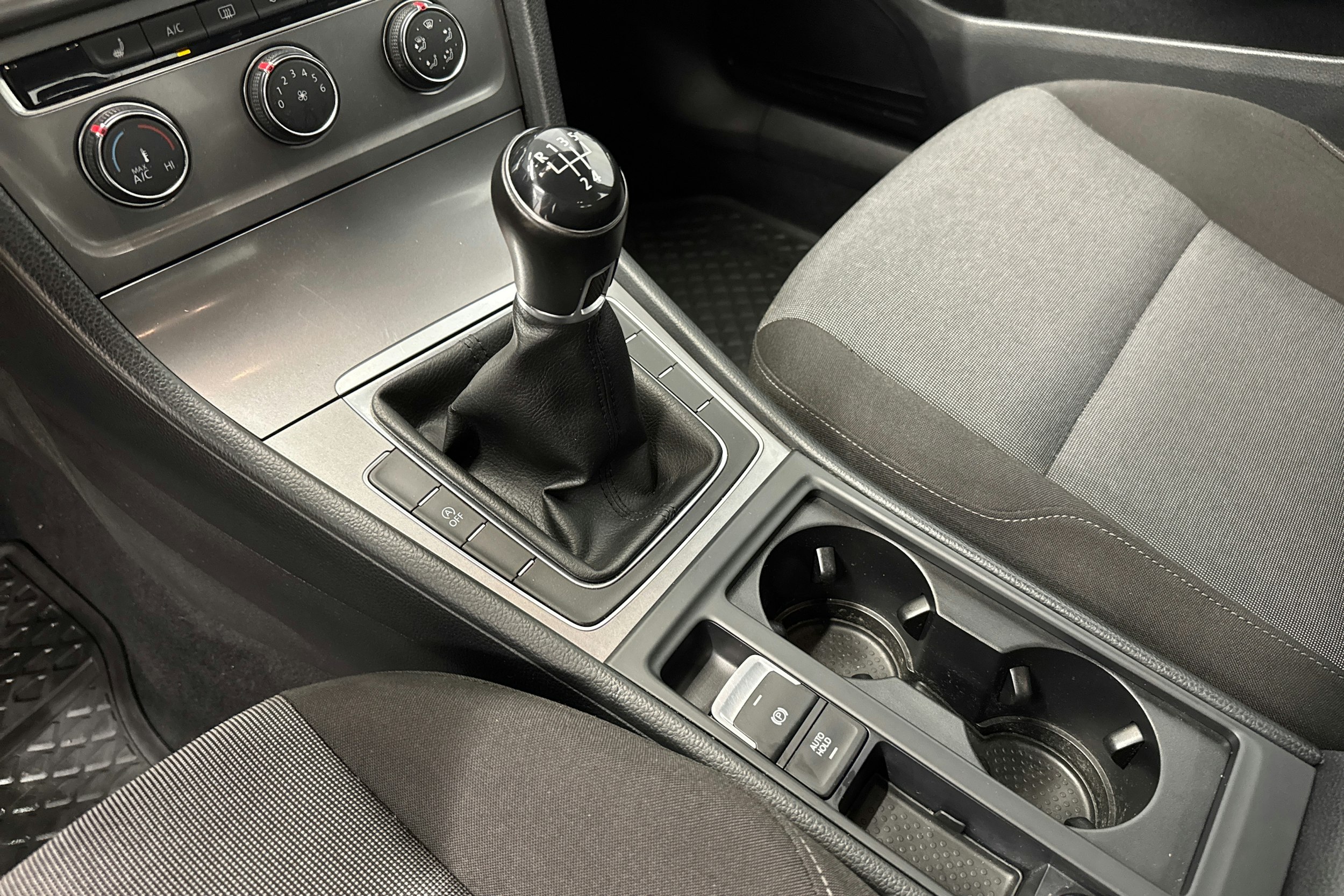 punainen Volkswagen Golf 2016 kuva 19.
