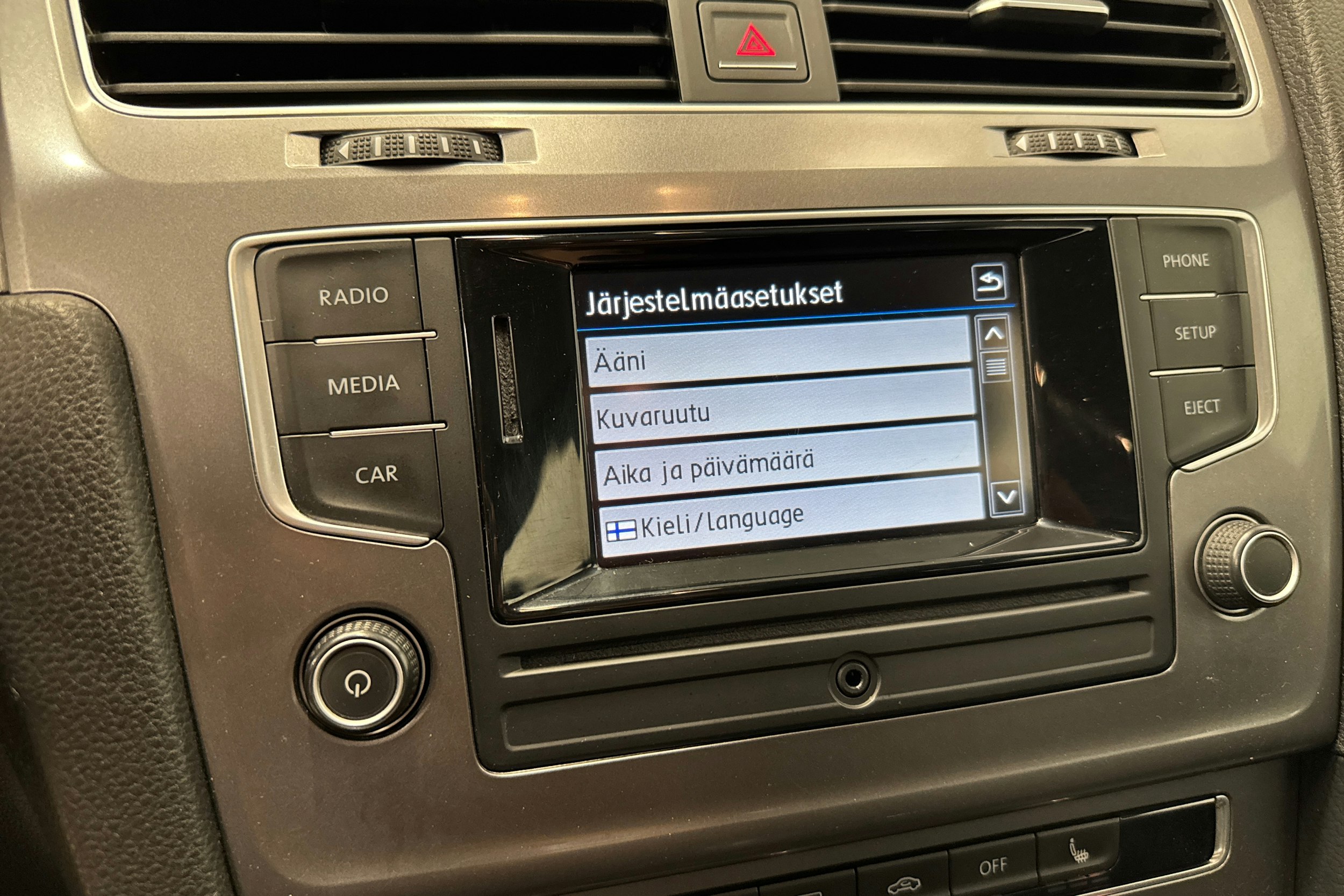 punainen Volkswagen Golf 2016 kuva 23.