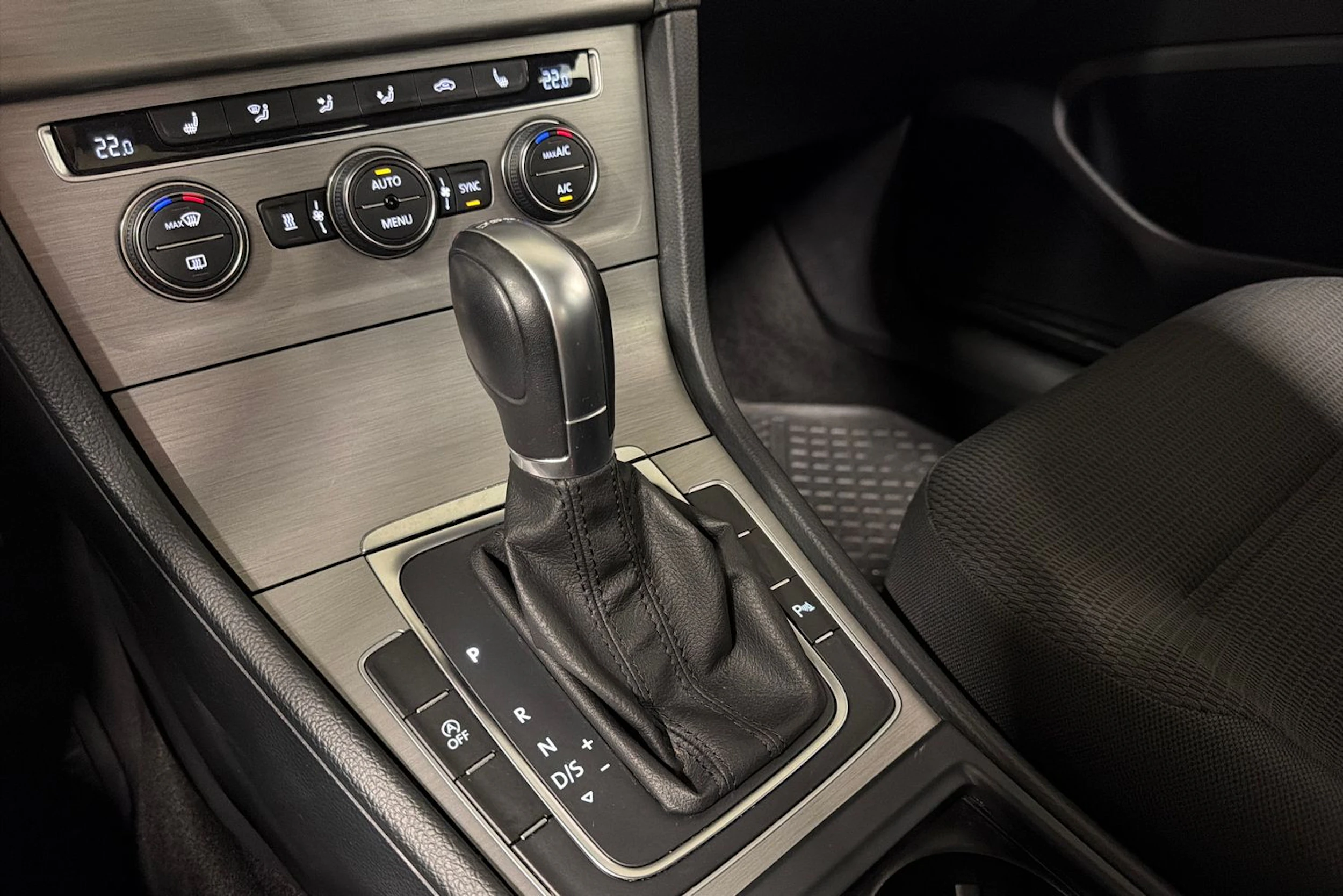 musta Volkswagen Golf 2016 kuva 23.