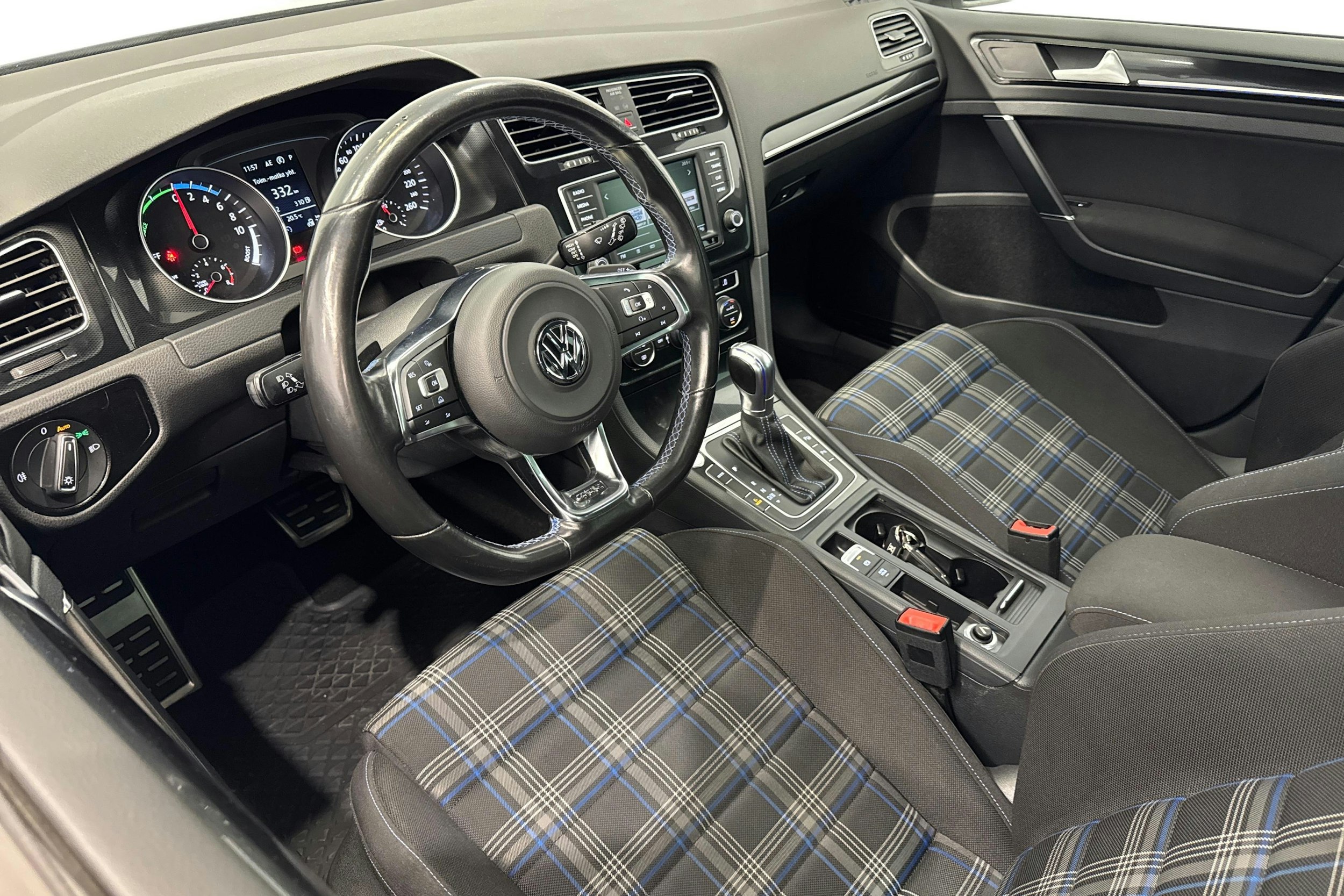 valkoinen Volkswagen Golf 2016 kuva 10.