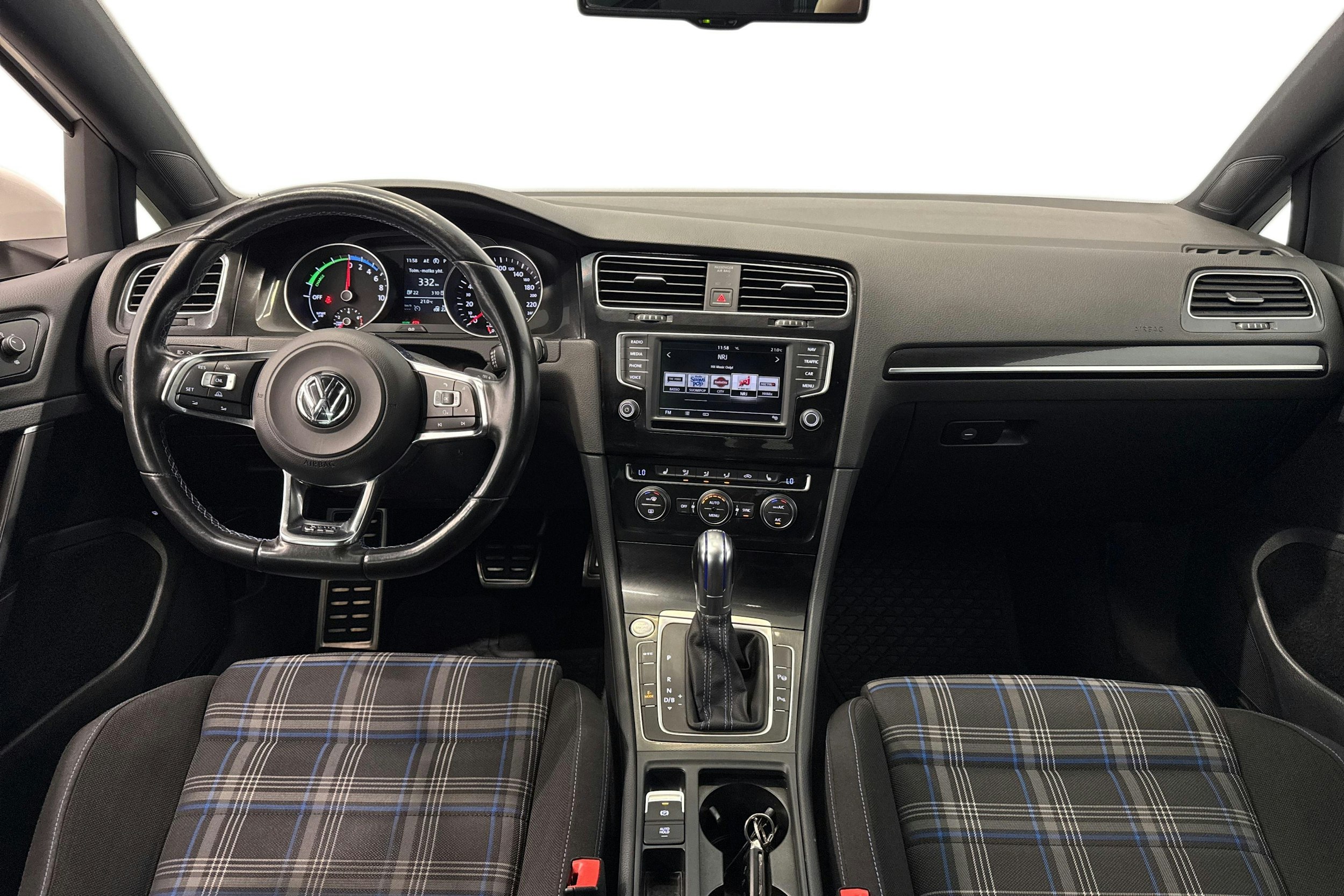 valkoinen Volkswagen Golf 2016 kuva 12.
