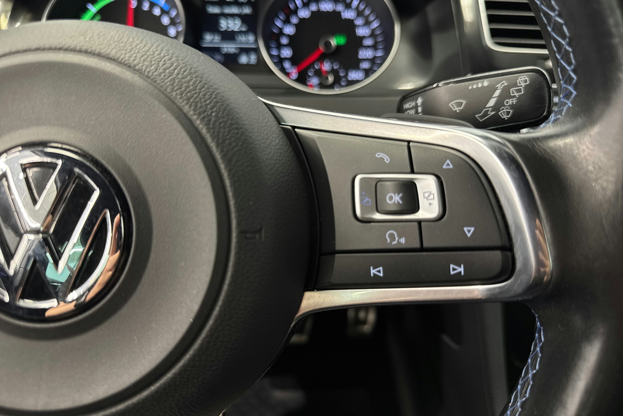 valkoinen Volkswagen Golf 2016 kuva 17.
