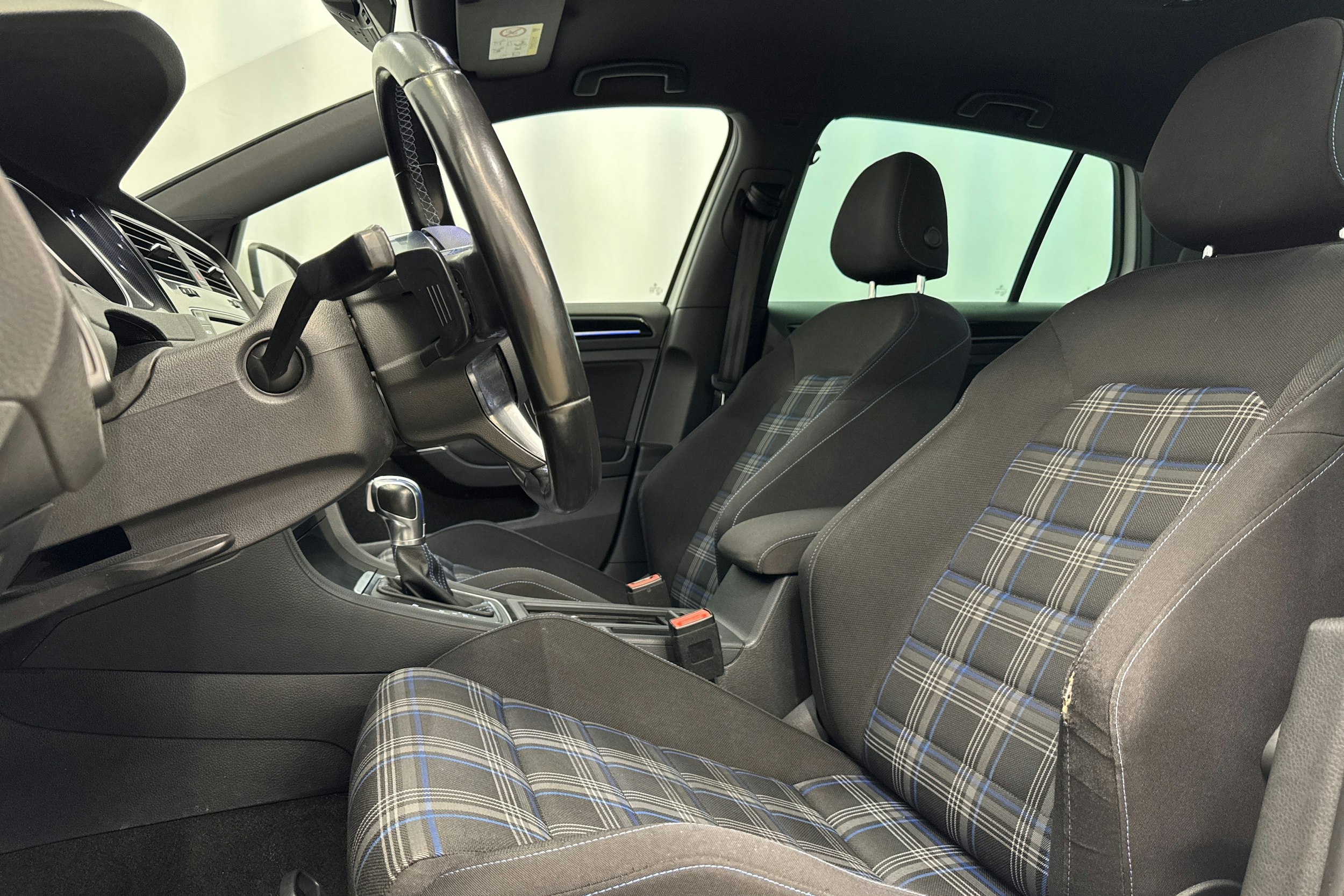 valkoinen Volkswagen Golf 2016 kuva 23.