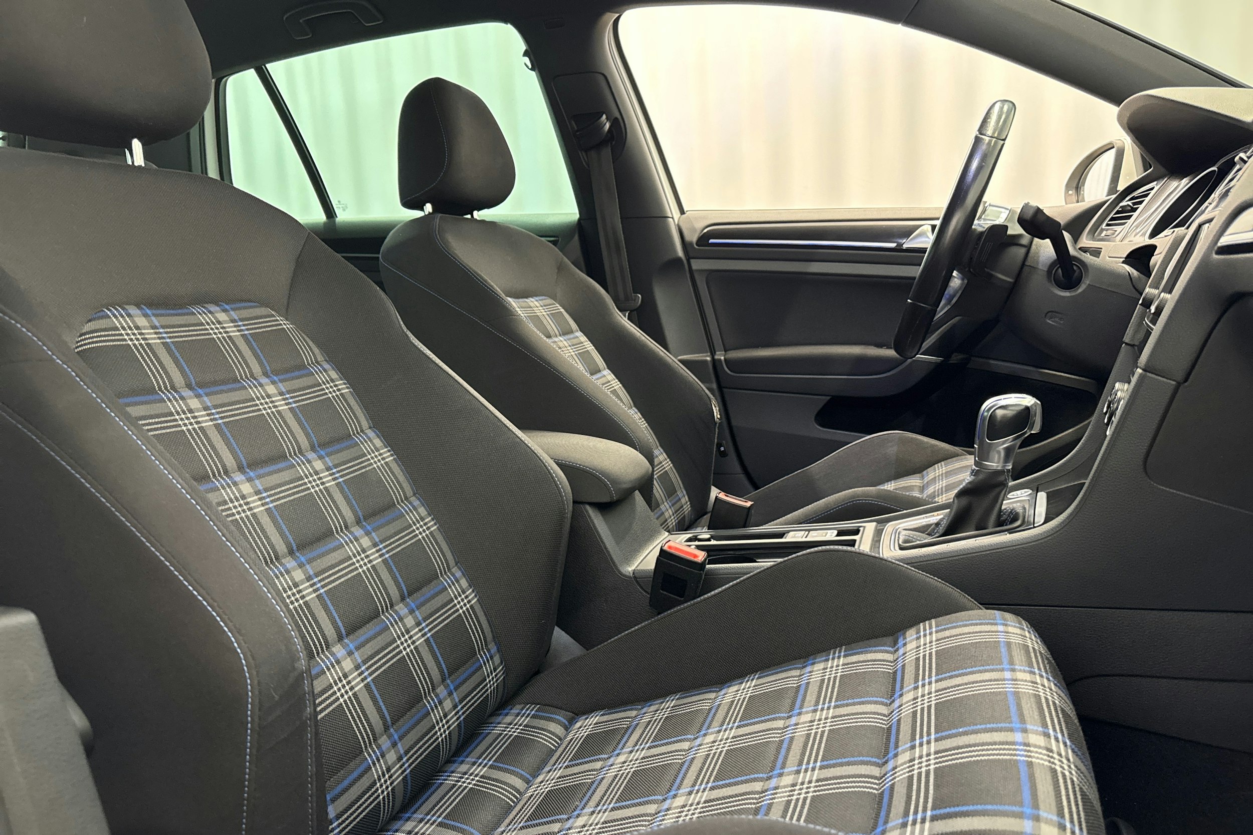 valkoinen Volkswagen Golf 2016 kuva 24.