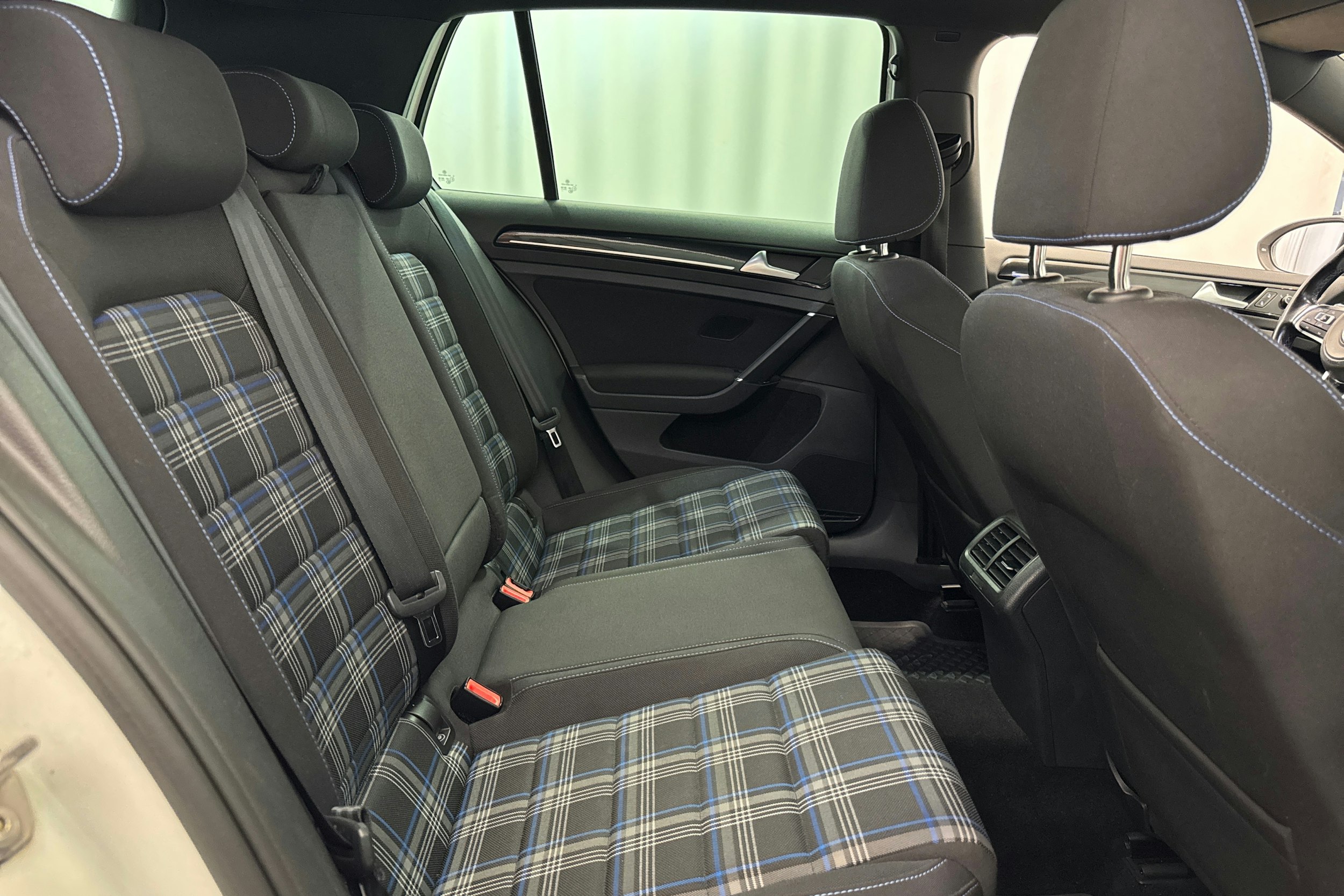 valkoinen Volkswagen Golf 2016 kuva 25.