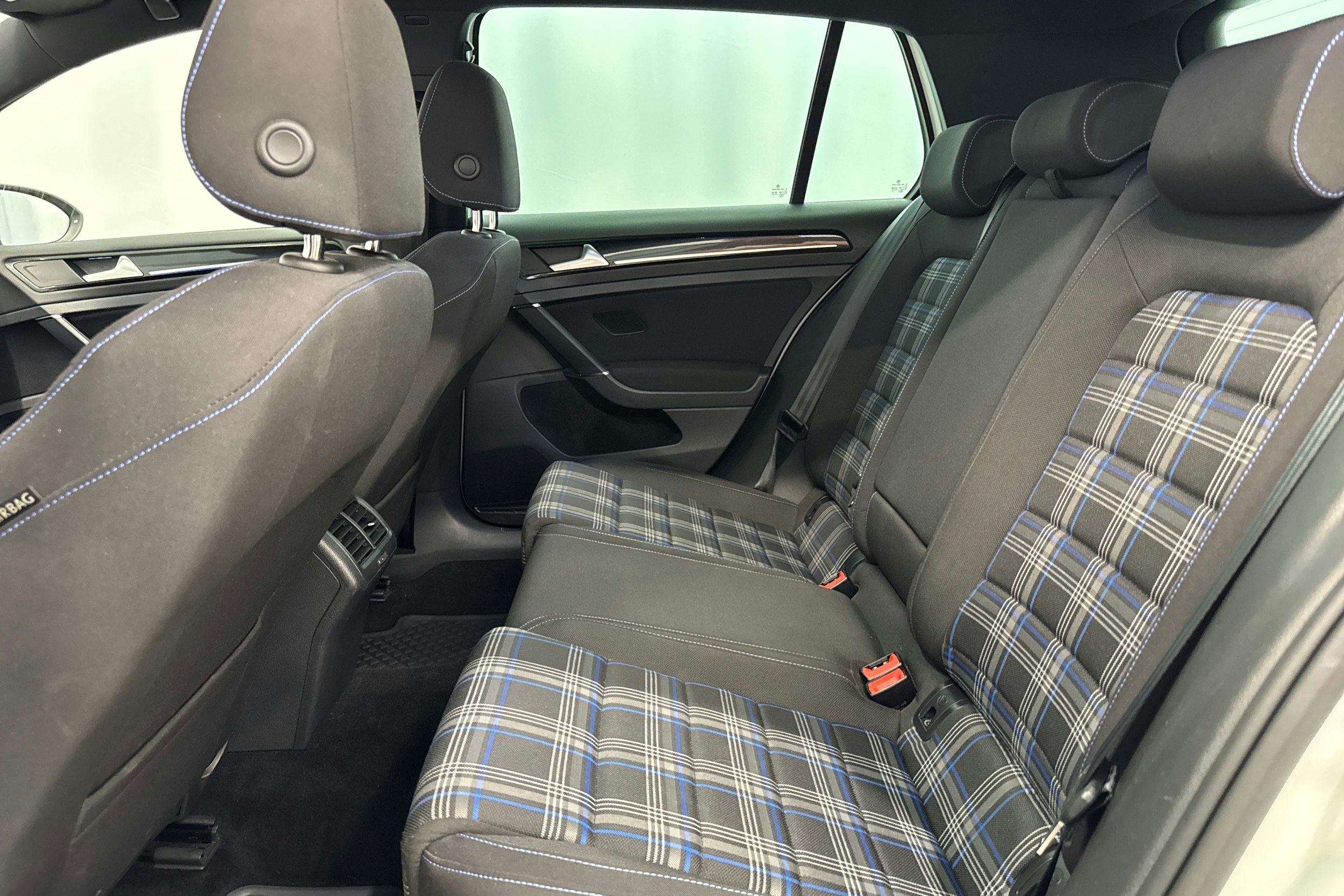 valkoinen Volkswagen Golf 2016 kuva 26.