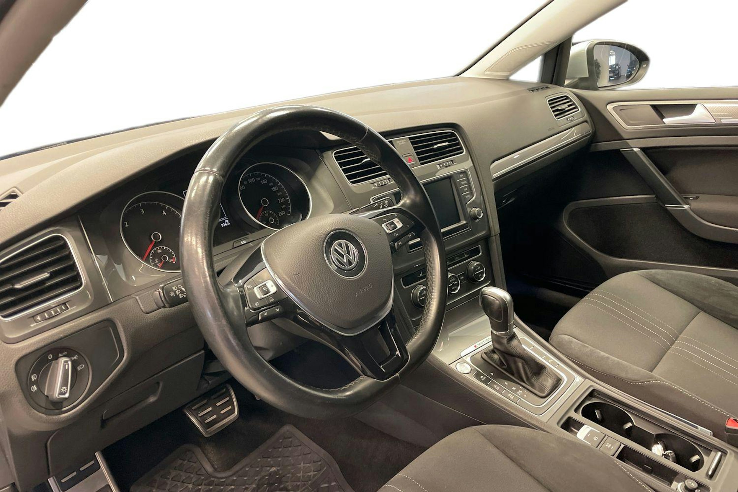 musta Volkswagen Golf 2016 kuva 7.