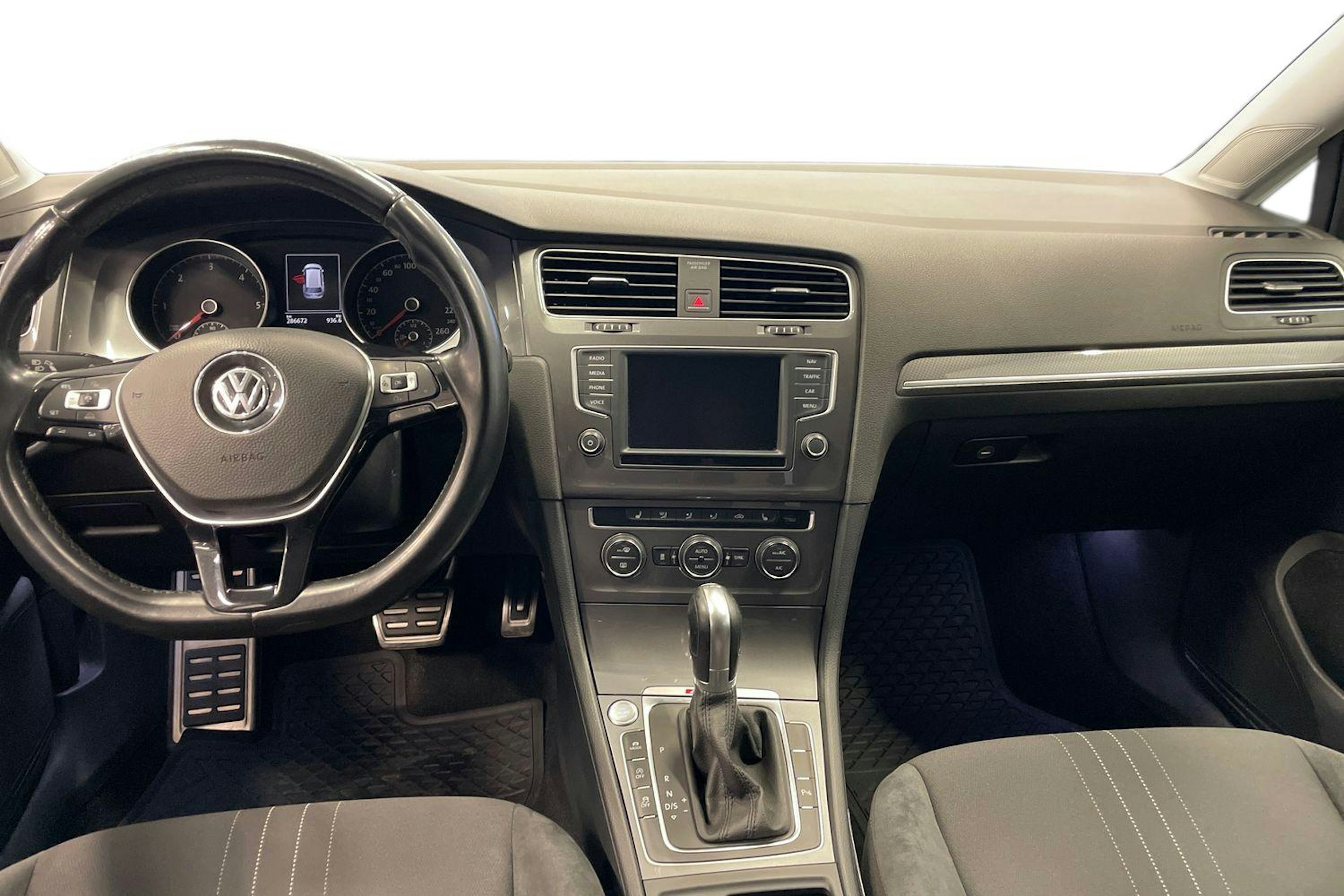 musta Volkswagen Golf 2016 kuva 9.