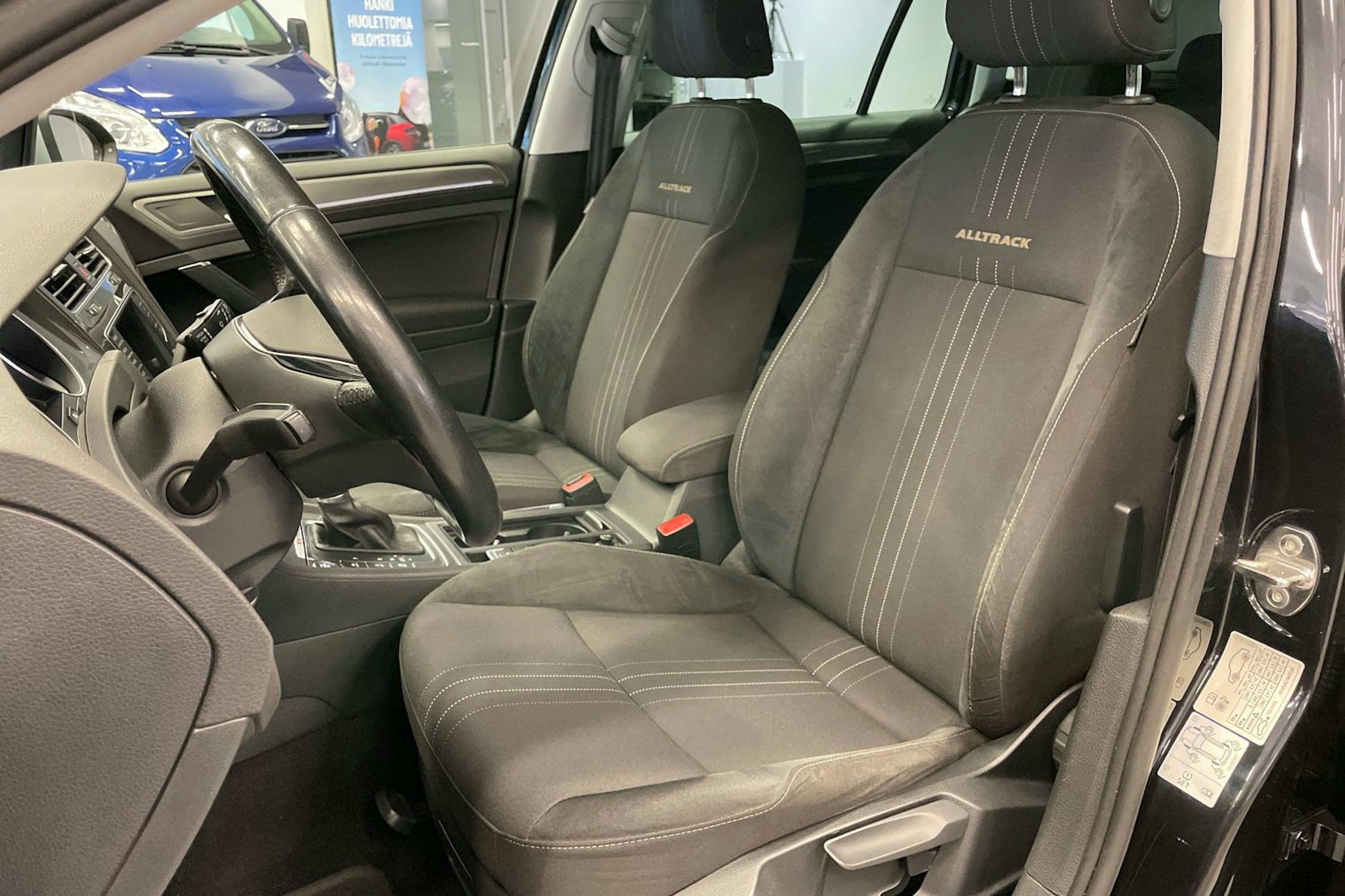 musta Volkswagen Golf 2016 kuva 21.