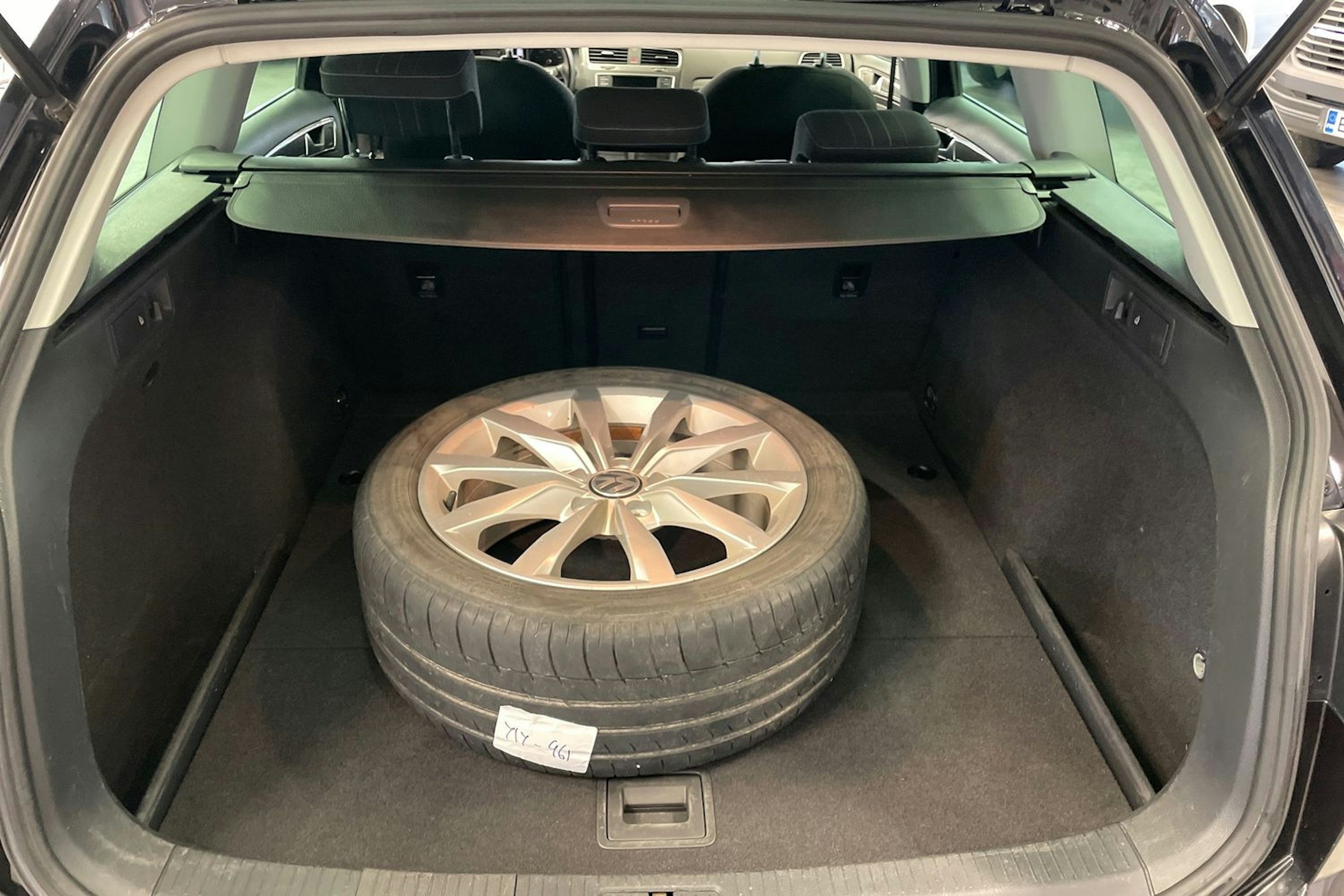 musta Volkswagen Golf 2016 kuva 22.