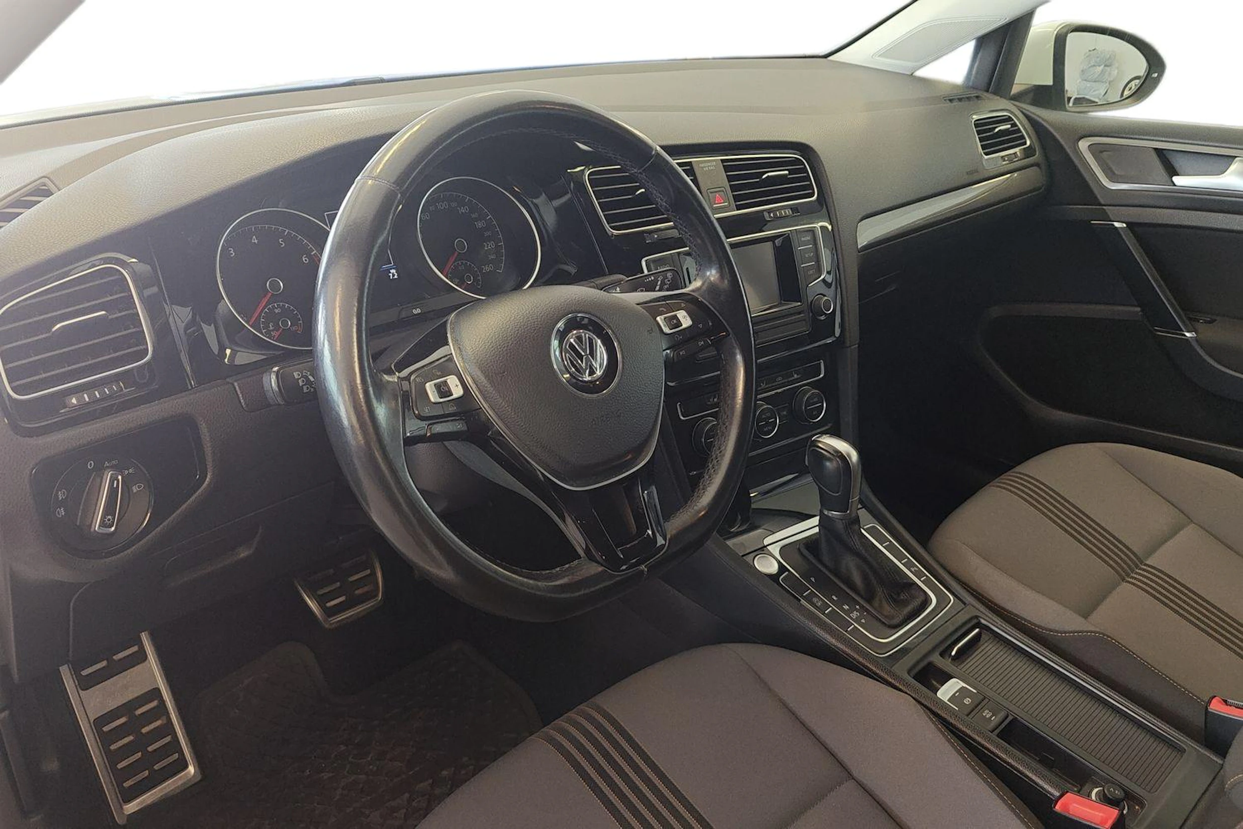 valkoinen Volkswagen Golf 2016 kuva 6.