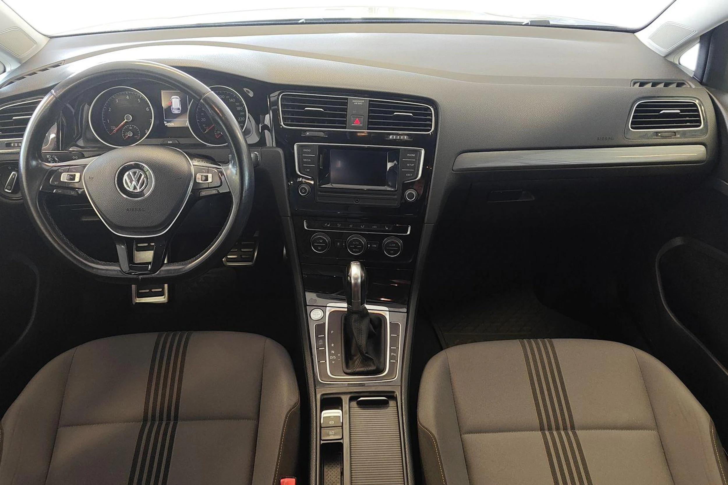 valkoinen Volkswagen Golf 2016 kuva 7.