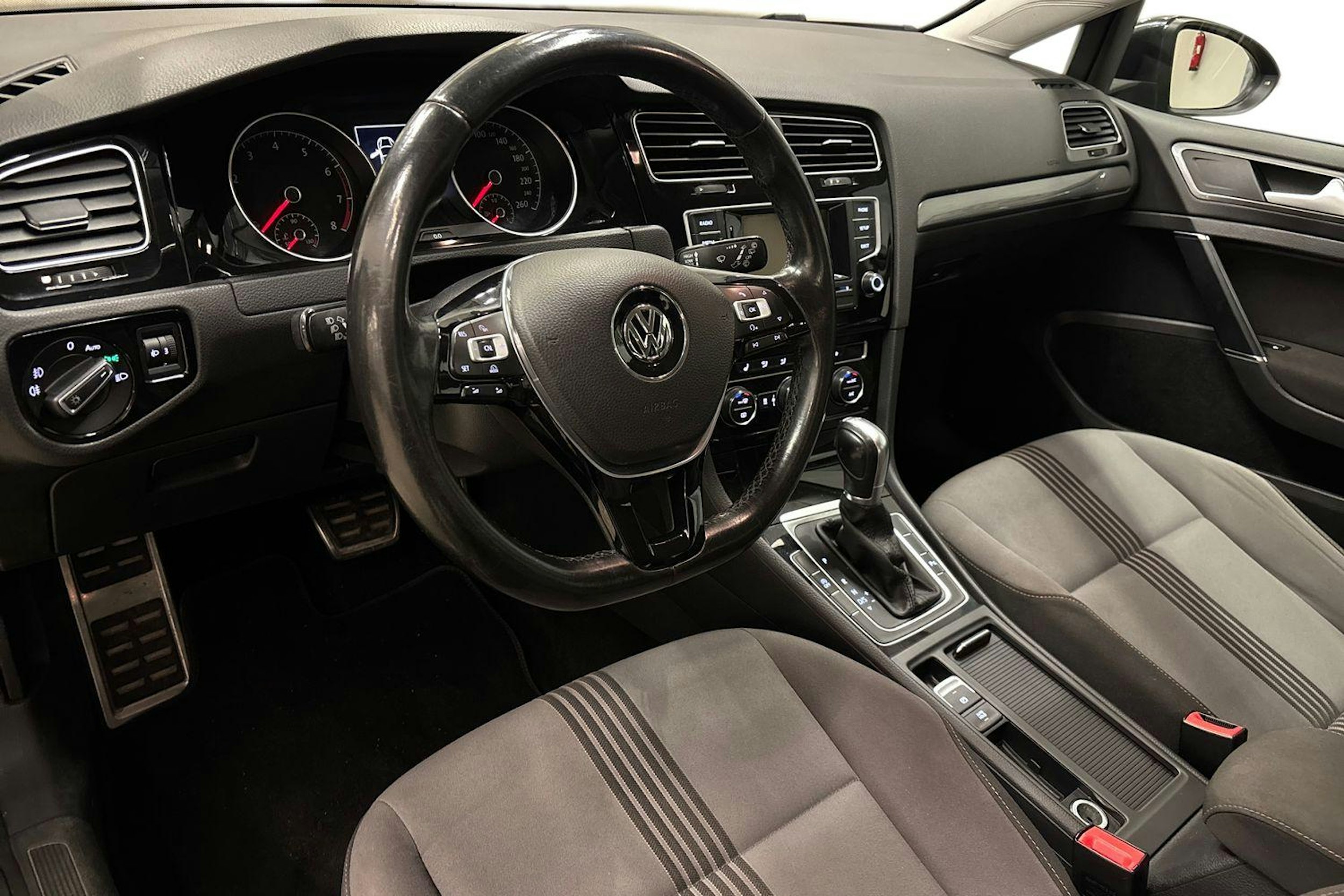 harmaa Volkswagen Golf 2016 kuva 7.