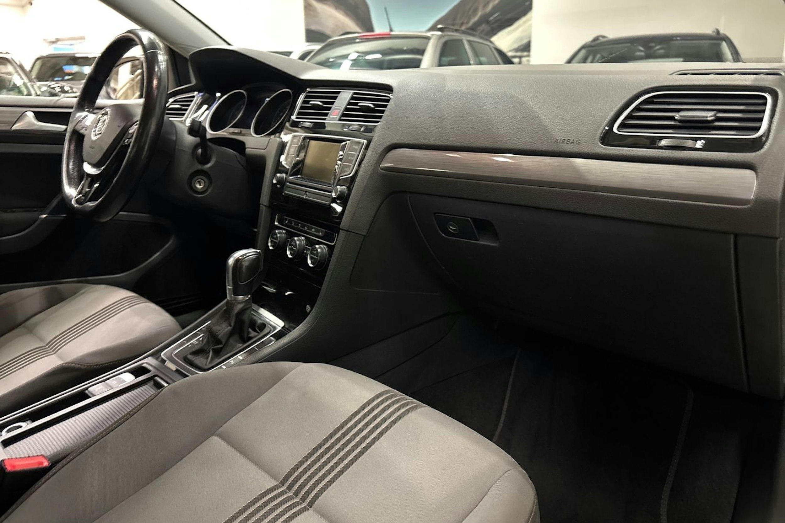 harmaa Volkswagen Golf 2016 kuva 21.