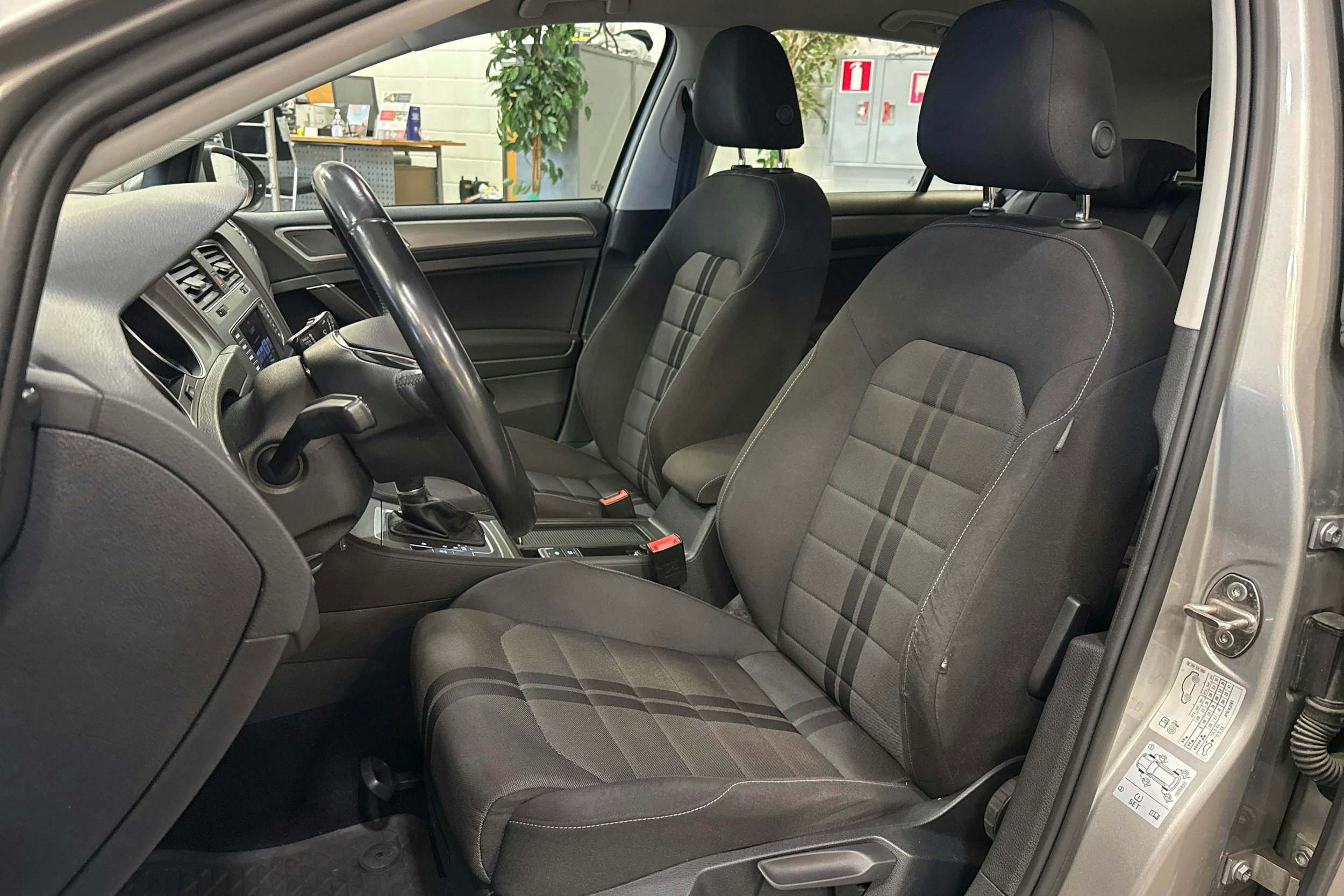 harmaa Volkswagen Golf 2016 kuva 8.