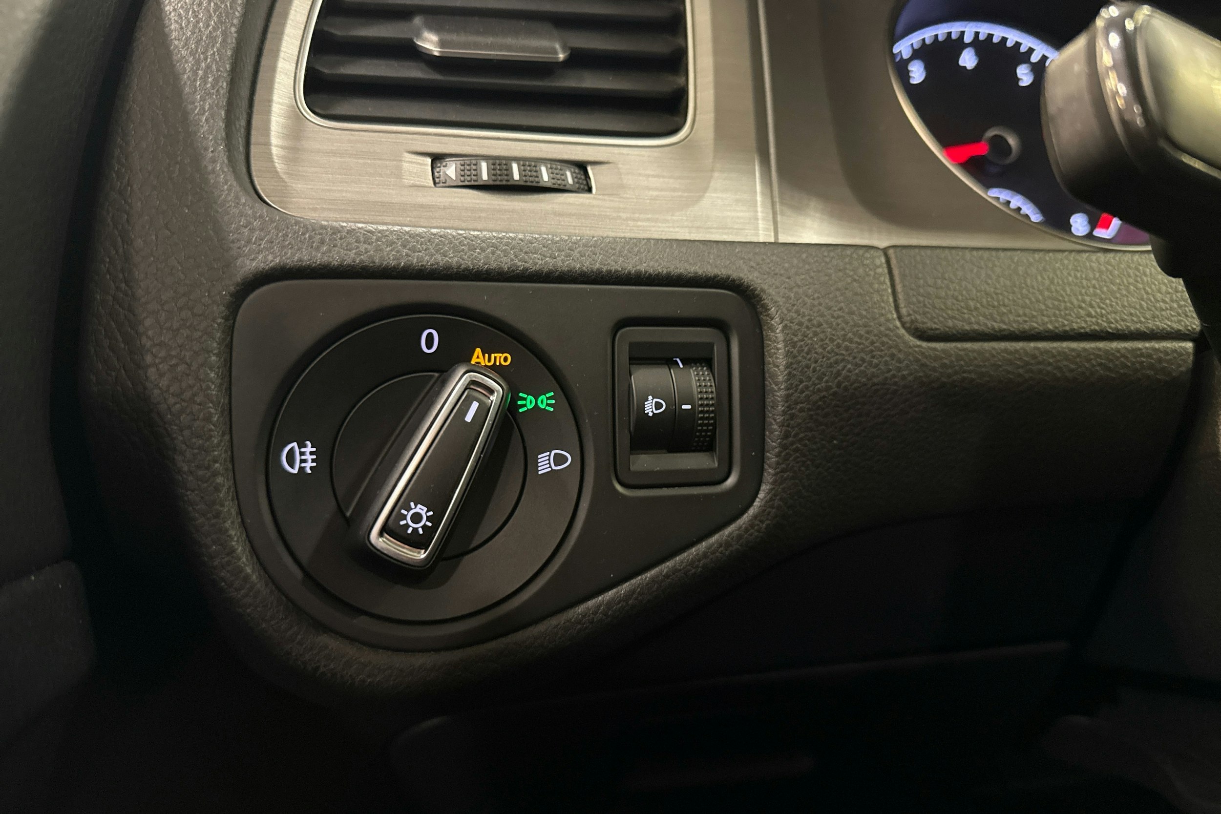 harmaa Volkswagen Golf 2016 kuva 18.