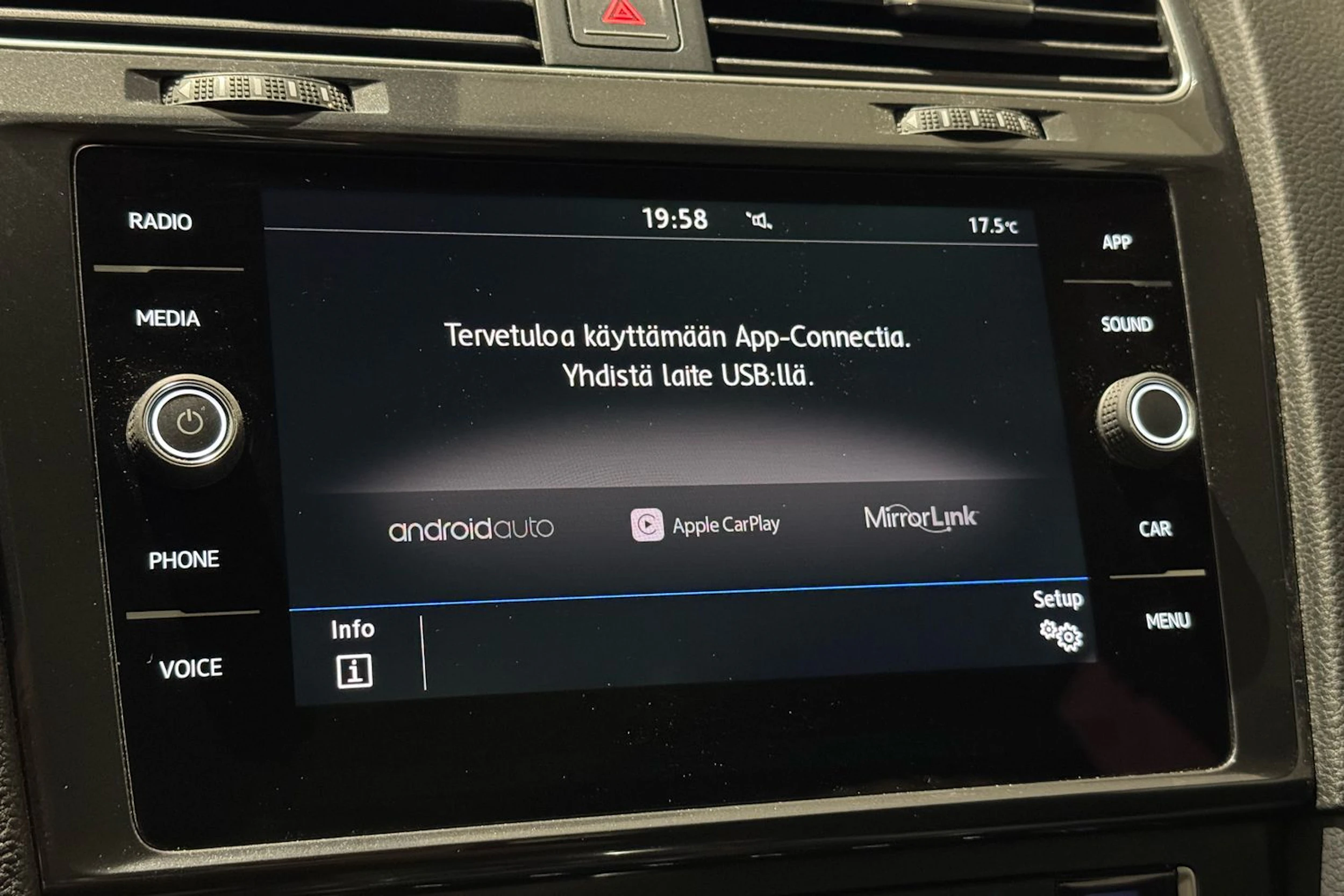 musta Volkswagen Golf 2017 kuva 22.