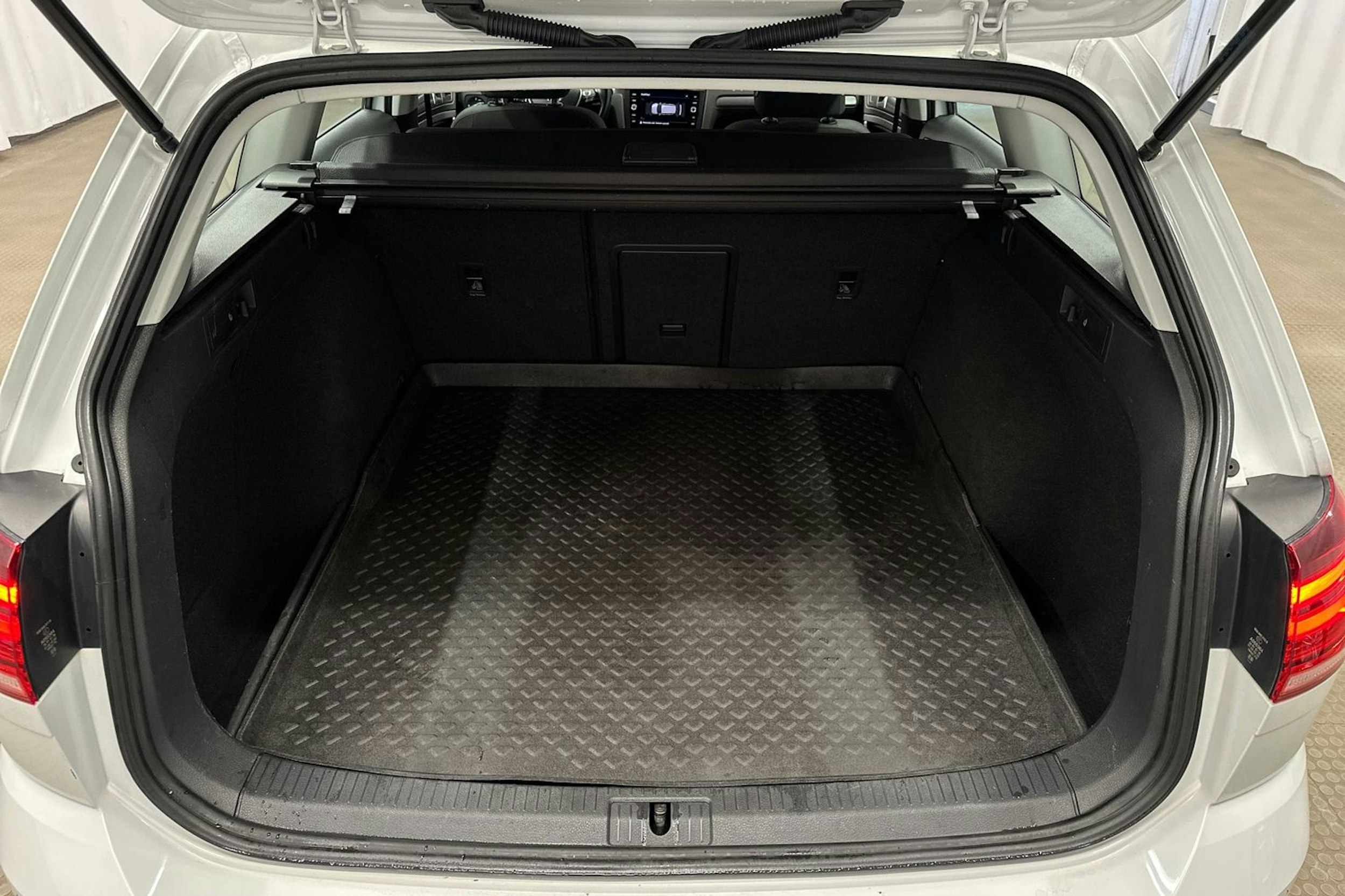 valkoinen Volkswagen Golf 2017 kuva 14.