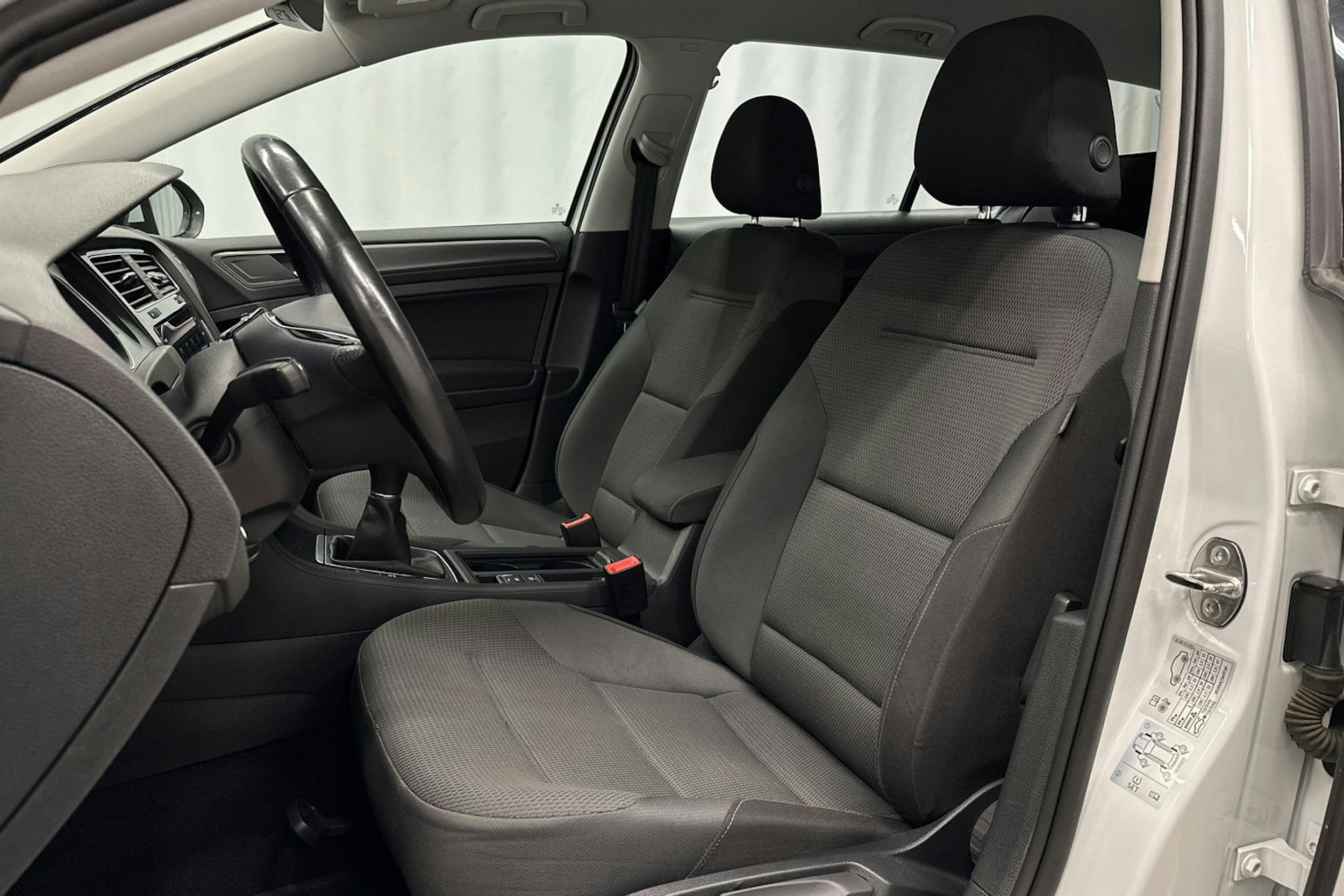 valkoinen Volkswagen Golf 2017 kuva 15.